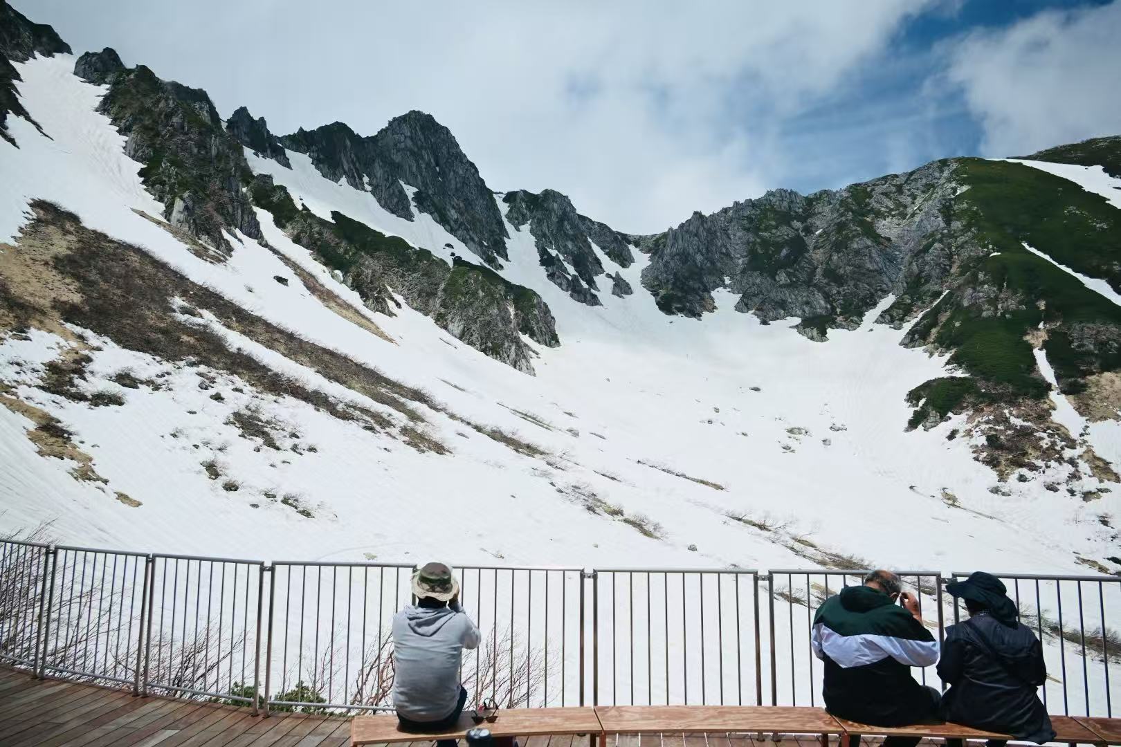 初春的寶劍嶽 山頂的冰架還沒有融化