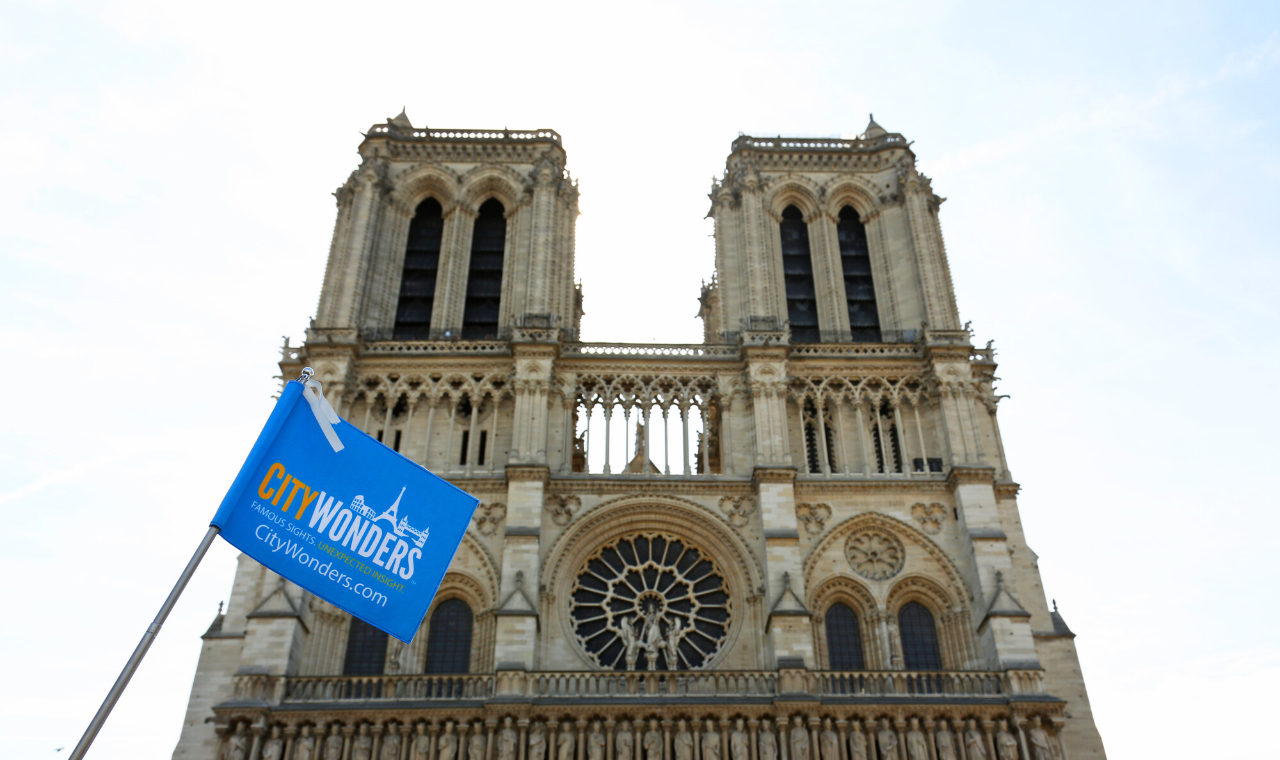 從外觀欣賞雄偉的巴黎聖母院,在巴黎的天空下傲然屹立 從外觀欣賞雄偉的巴黎聖母院,在巴黎的天空下傲然屹立