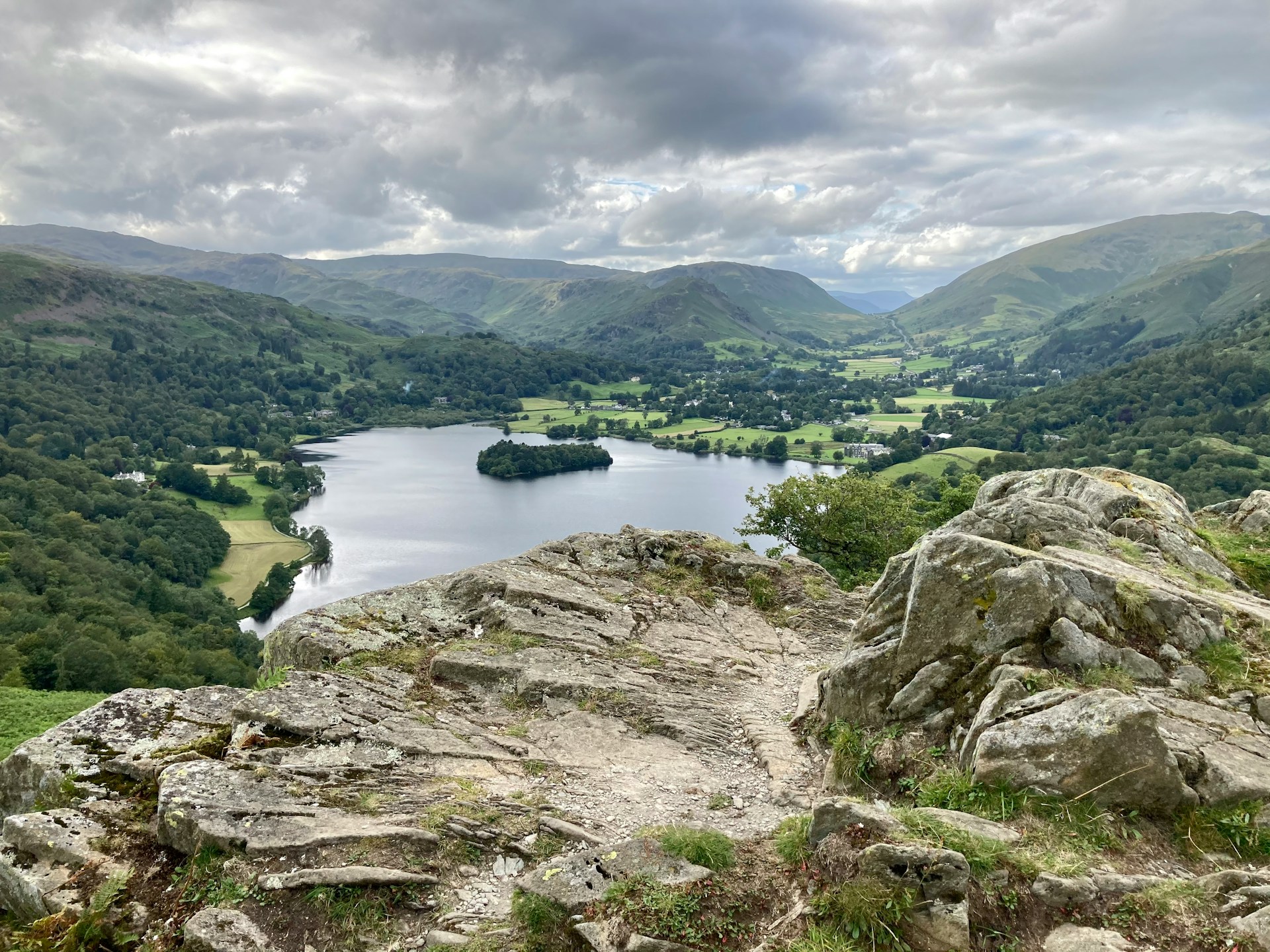 位於溫德米爾湖北岸的安布塞德(Ambleside),以石造建築與湖畔景緻聞名,小巧寧靜,充滿英倫鄉村風情,是感受湖區慢節奏生活的最佳去處。 位於溫德米爾湖北岸的安布塞德(Ambleside),以石造建築與湖畔景緻聞名,小巧寧靜,充滿英倫鄉村風情,是感受湖區慢節奏生活的最佳去處。