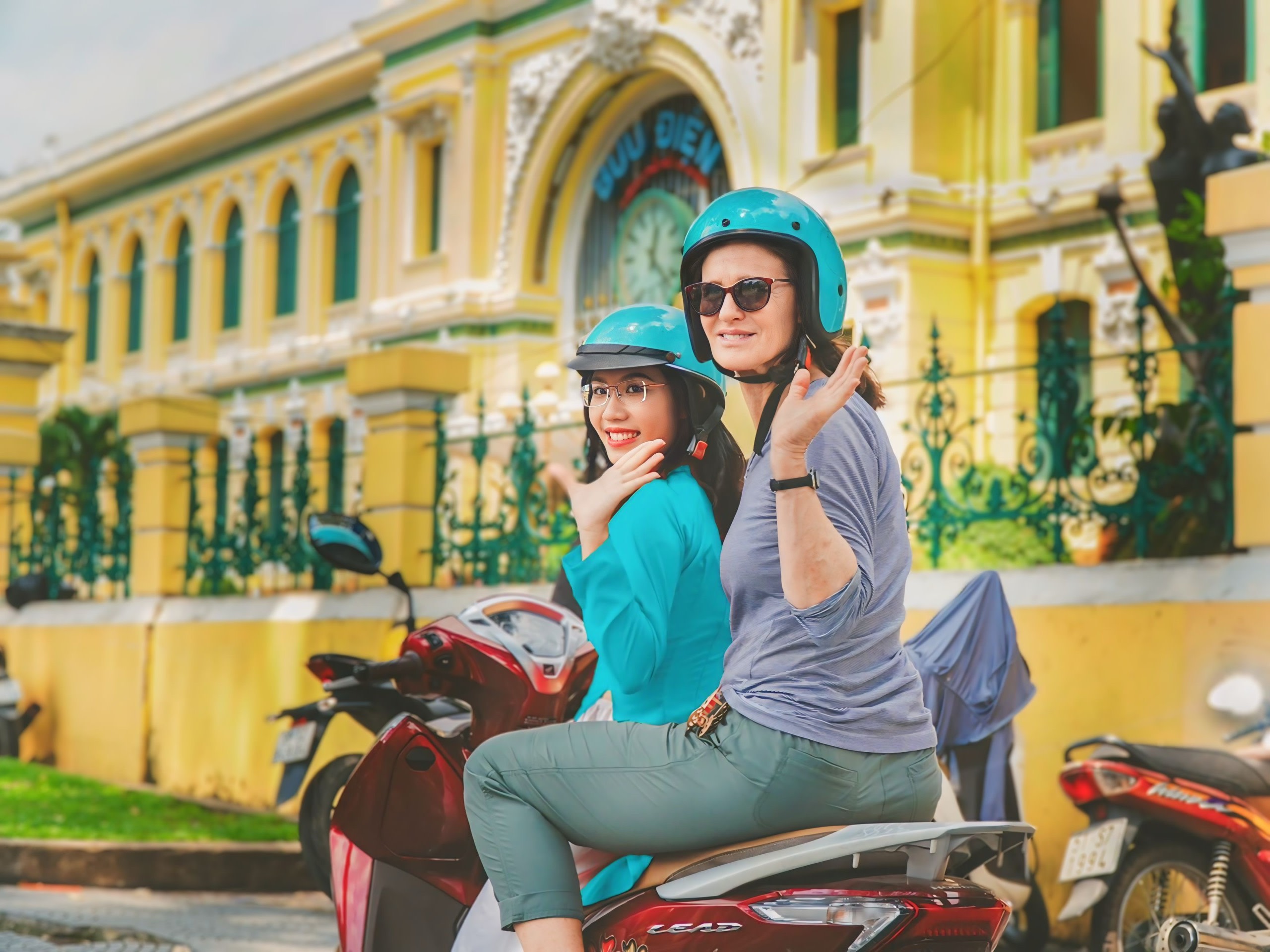 Scooter Female Ridder|Combo Ho Chi Minh City Highlight & Hidden Gems