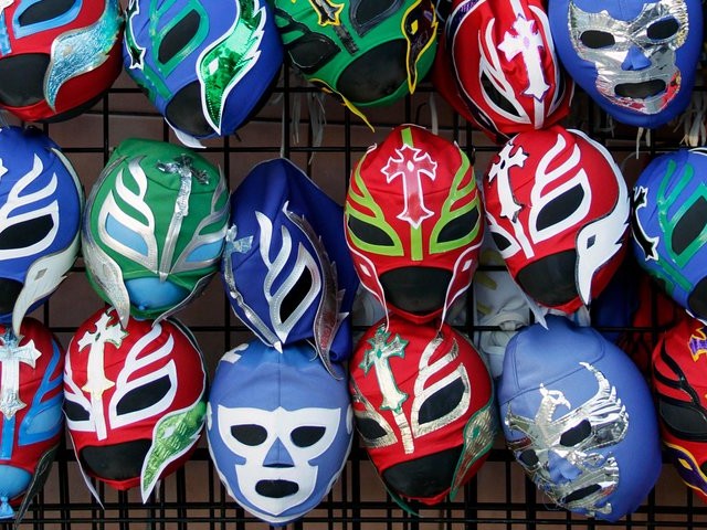 街頭小販售賣面具和小吃，粉絲們正熱切地準備迎接驚險刺激的夜晚