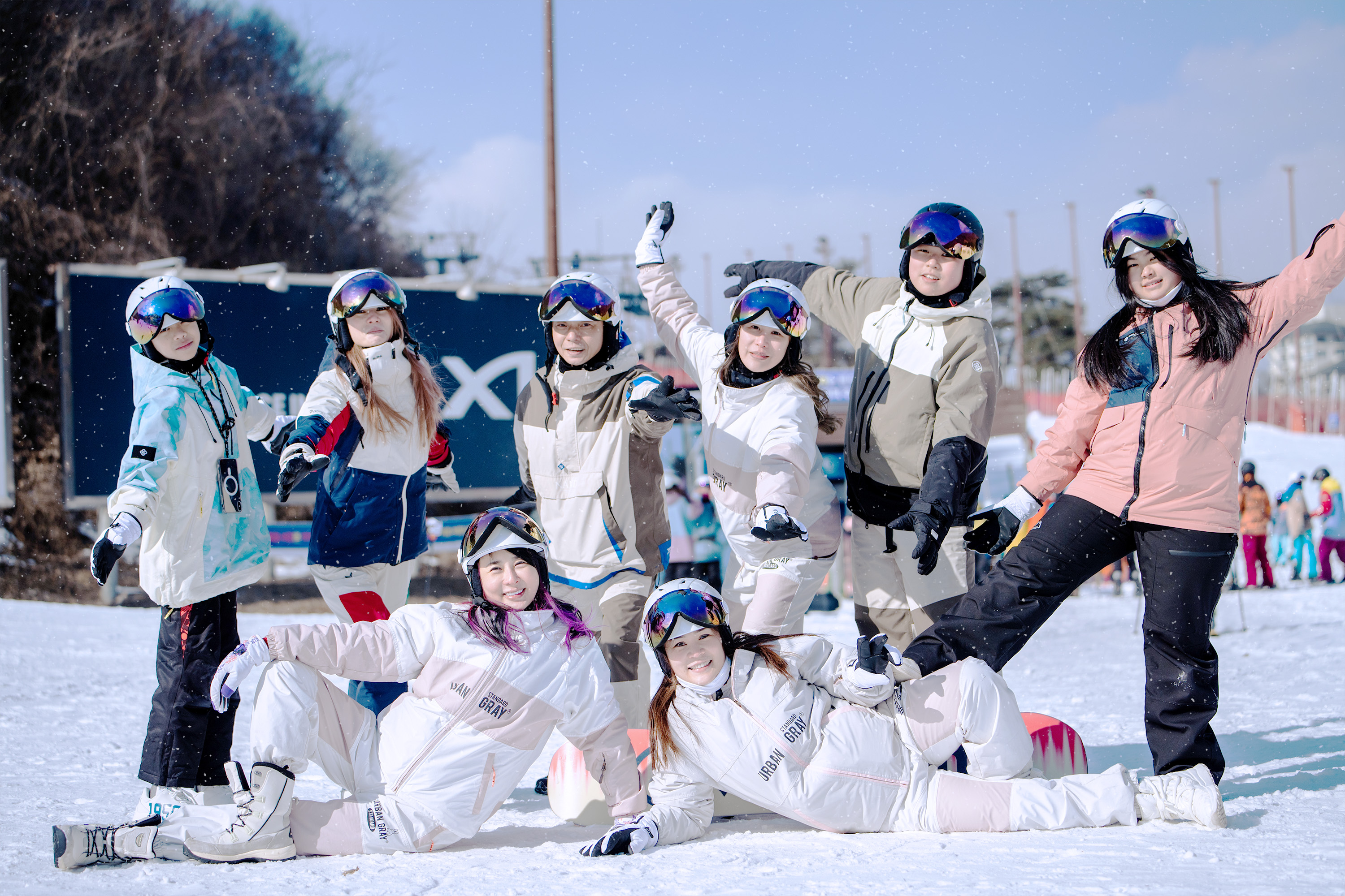 在 Elysian 的滑雪坡上度過充滿樂趣的一天後，親朋好友們一同歡笑、分享回憶，並擺姿勢合影留念。