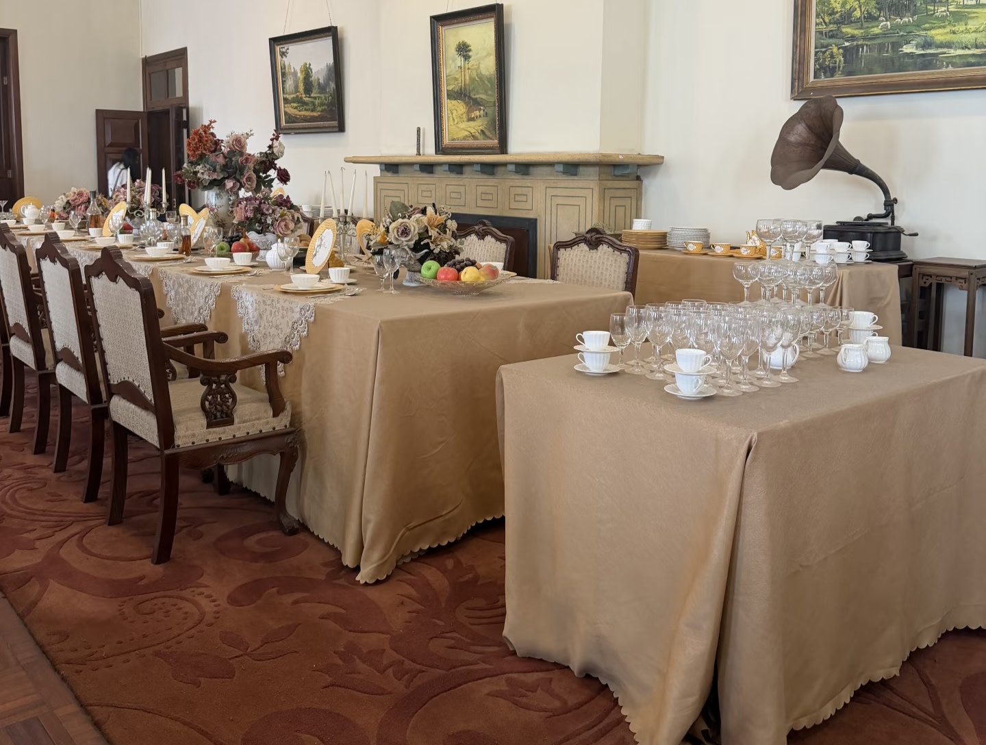 陽光漫入時,彷彿能聽見舊時代宴會的輕聲笑語,滿是民國貴族的儀式感與溫情 陽光漫入時,彷彿能聽見舊時代宴會的輕聲笑語,滿是民國貴族的儀式感與溫情