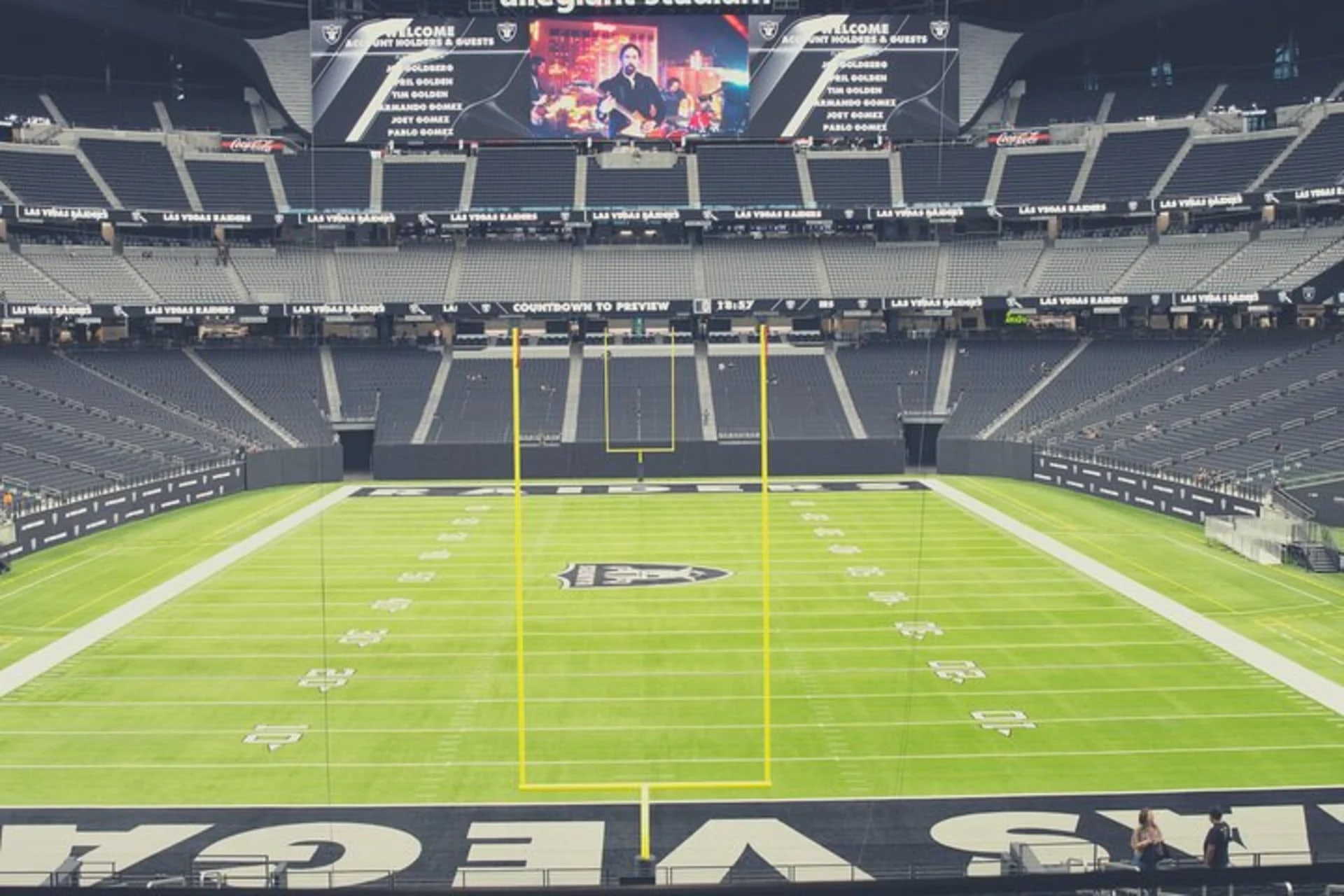 拉斯維加斯突襲者足球隊比賽（Allegiant Stadium）