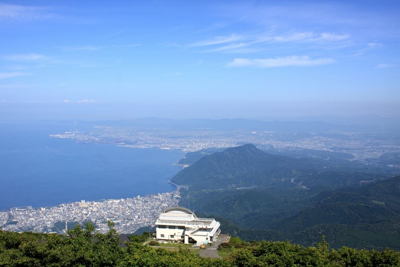 登上山頂後，涼爽的高山微風與廣闊景觀形成對比，是避暑與欣賞自然風光的絕佳選擇。