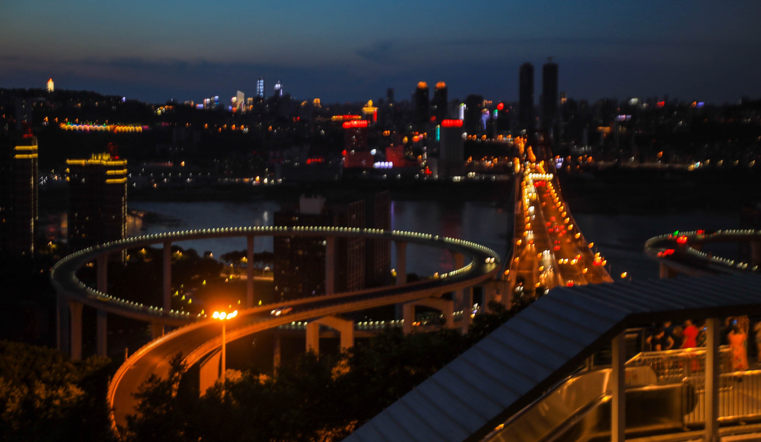 重慶魔幻8D山城夜遊 賽博朋克夜景遊覽（蘇家壩觀景平臺+南濱路+重慶世貿天台）