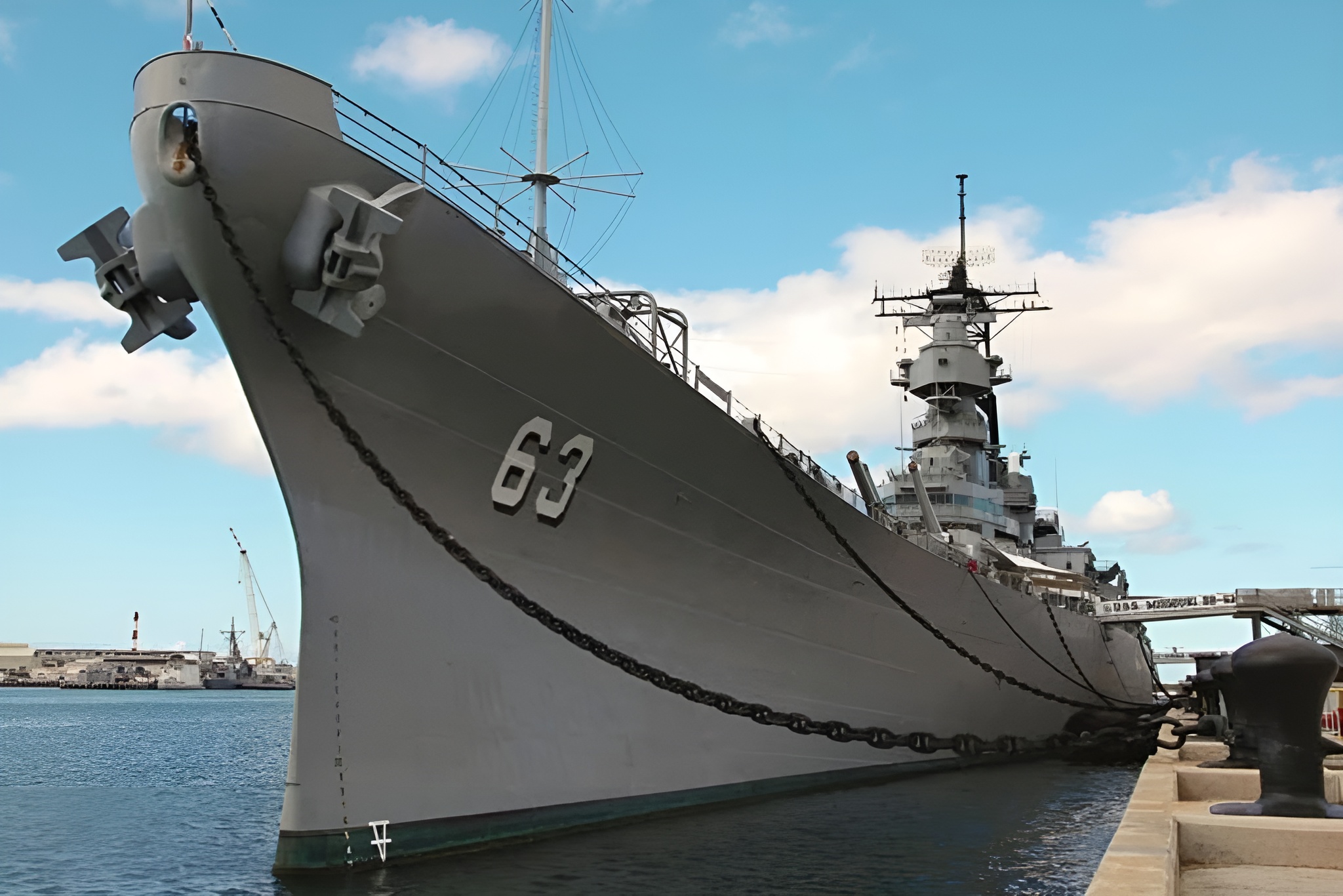 參觀密蘇里號戰艦，探索其各個區域，深入了解這艘戰艦的輝煌歷史。