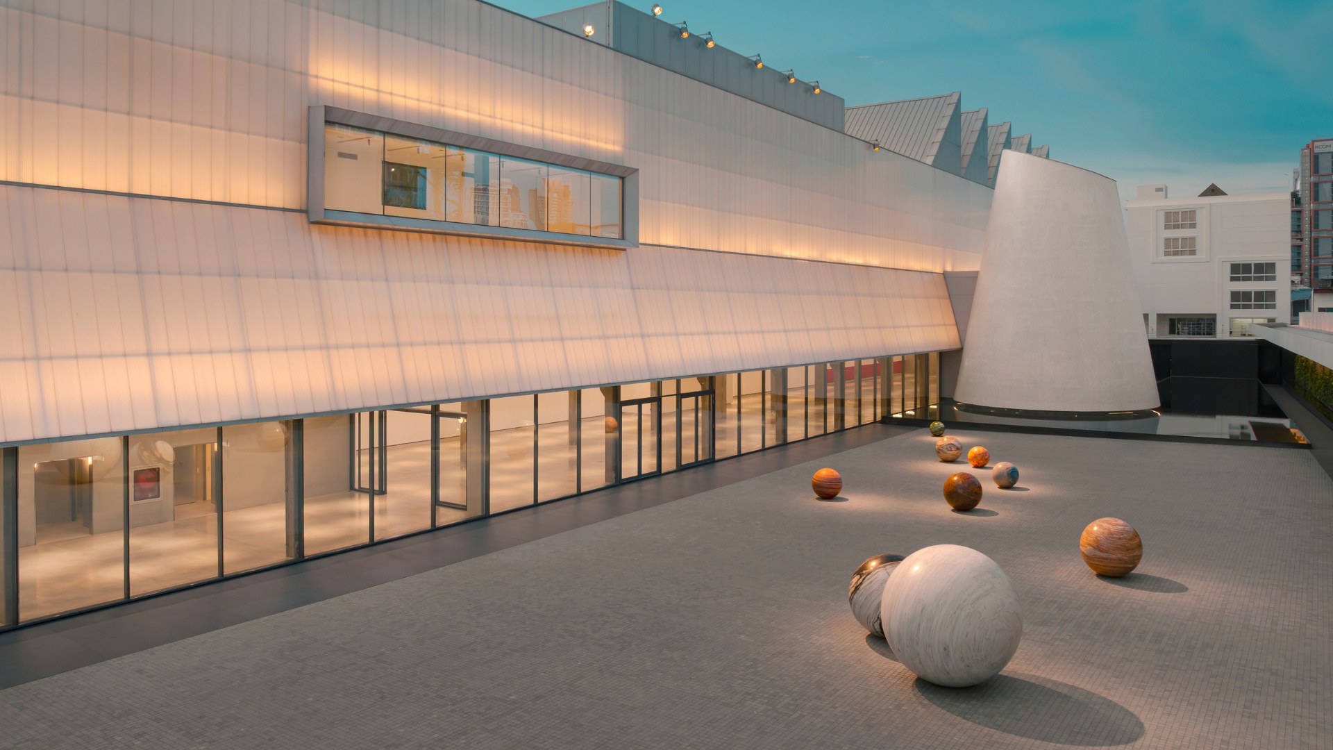 體驗世界知名藝術家詹姆斯·特瑞爾（James Turrell）的沉浸式「Straight Up」光影藝術作品