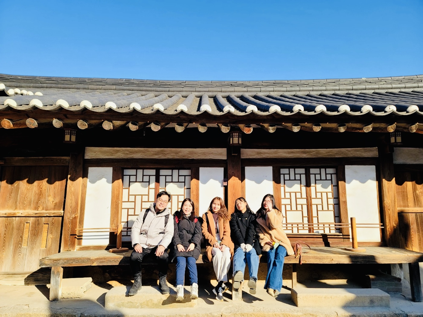 The Gyeocheon village served as a centre of Confucian learning and was home to wealthy families of the yangban class, the traditional Korean aristocracy.