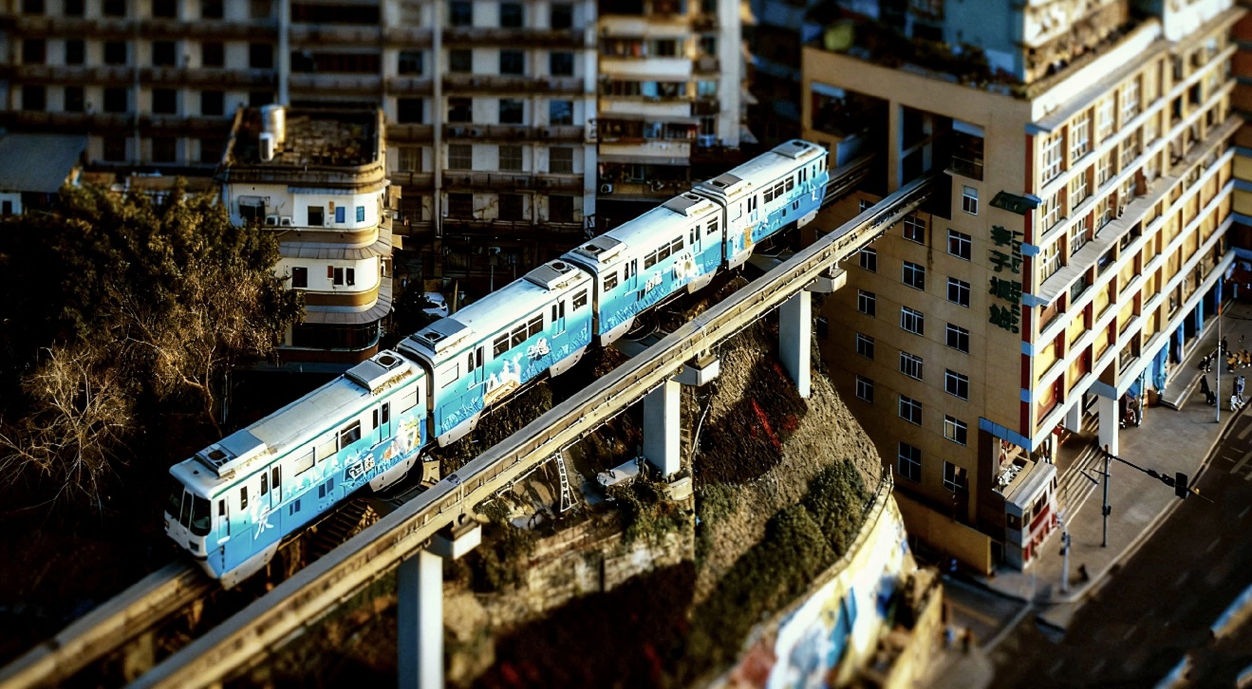 李子壩輕軌,抓取列車過樓瞬間,利用前景與框景增強空間~ 李子壩輕軌,抓取列車過樓瞬間,利用前景與框景增強空間~