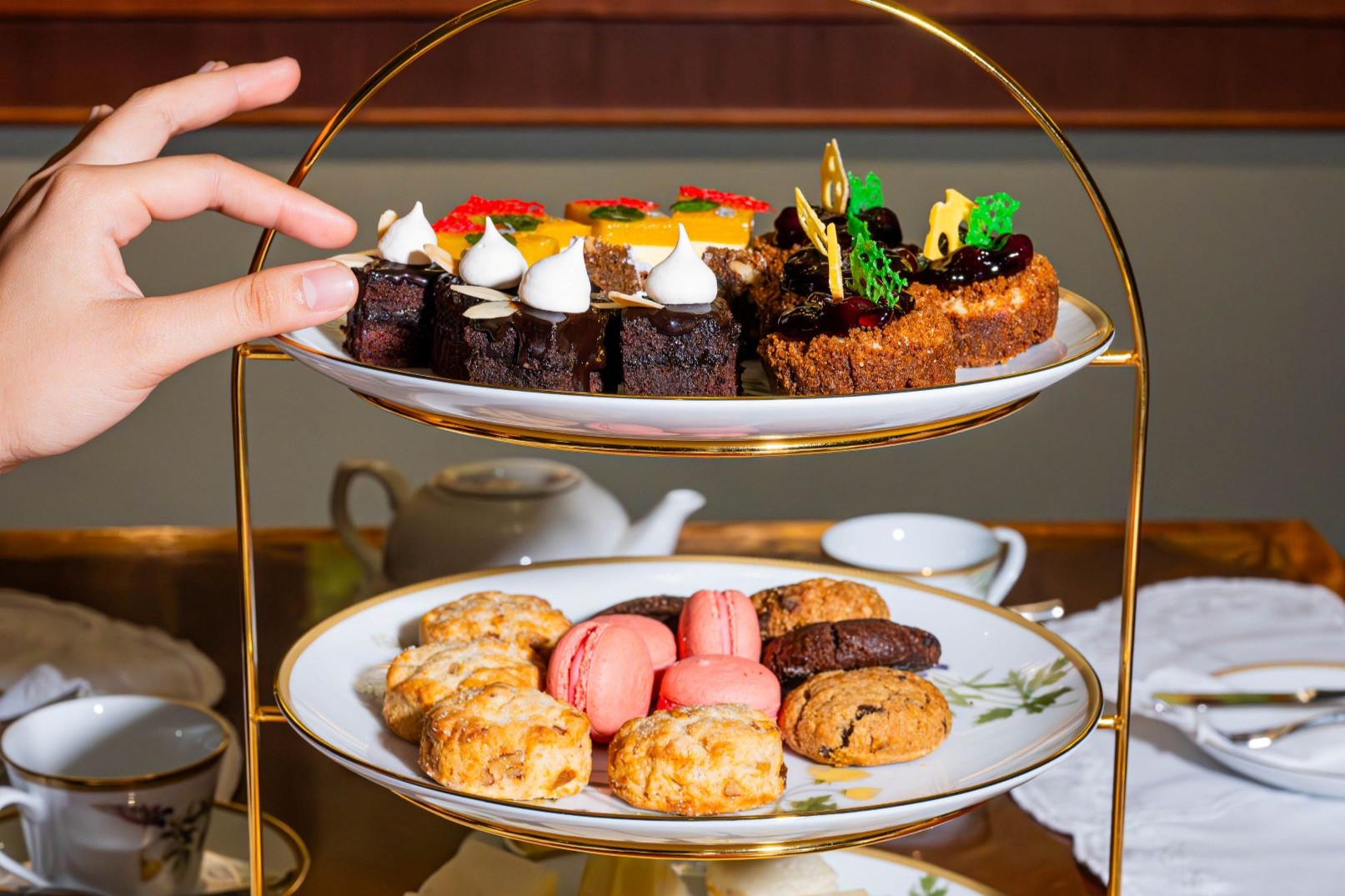 誘人的三層甜點鹹點拼盤——任君選擇，盡情享用
