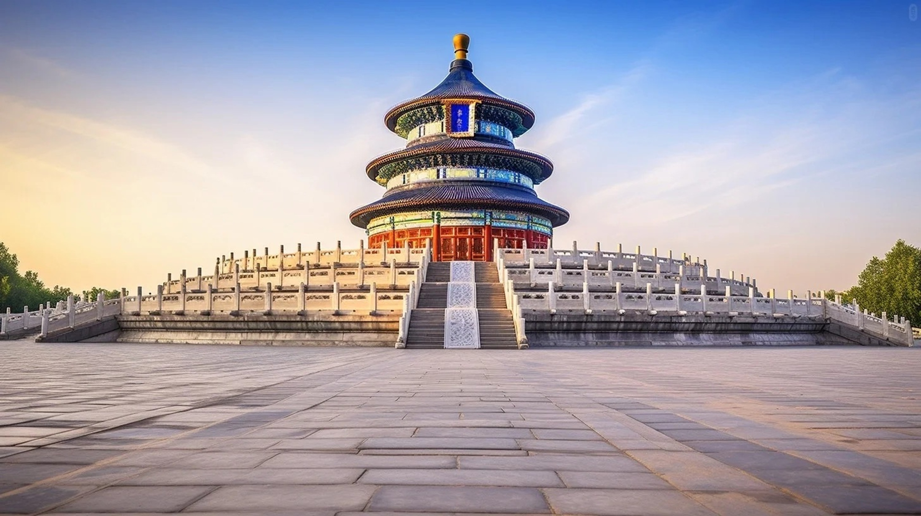 天壇是中國古代建築藝術的典範，紅牆藍瓦，片片祈年，極具東方美學與傳統古韻