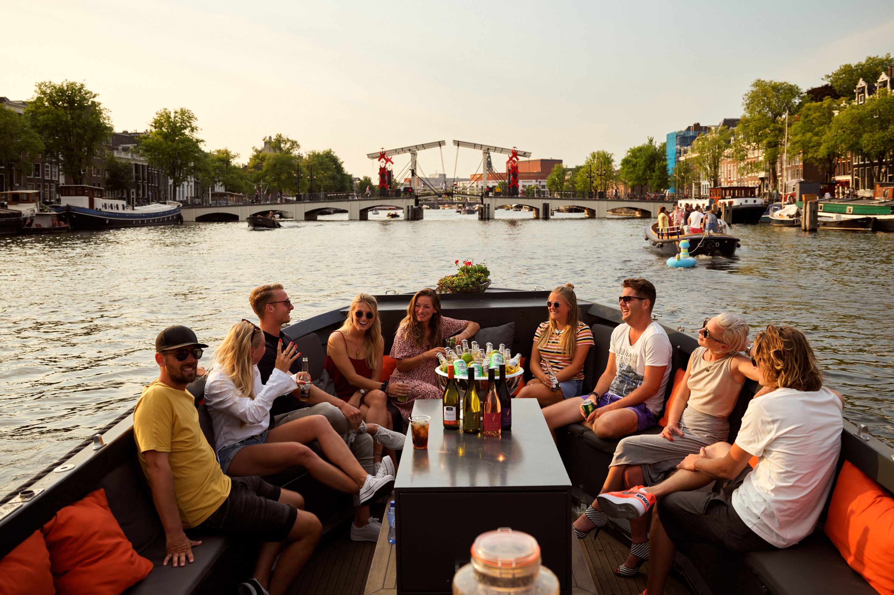 Amsterdam City Center Canal Cruise Tour with Unlimited Drinks