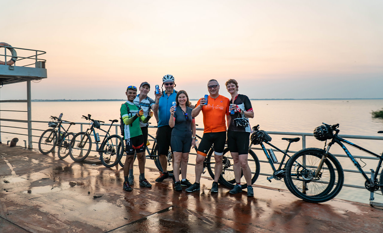 Phnom Penh: Silk Island Sunset Bike Tour 