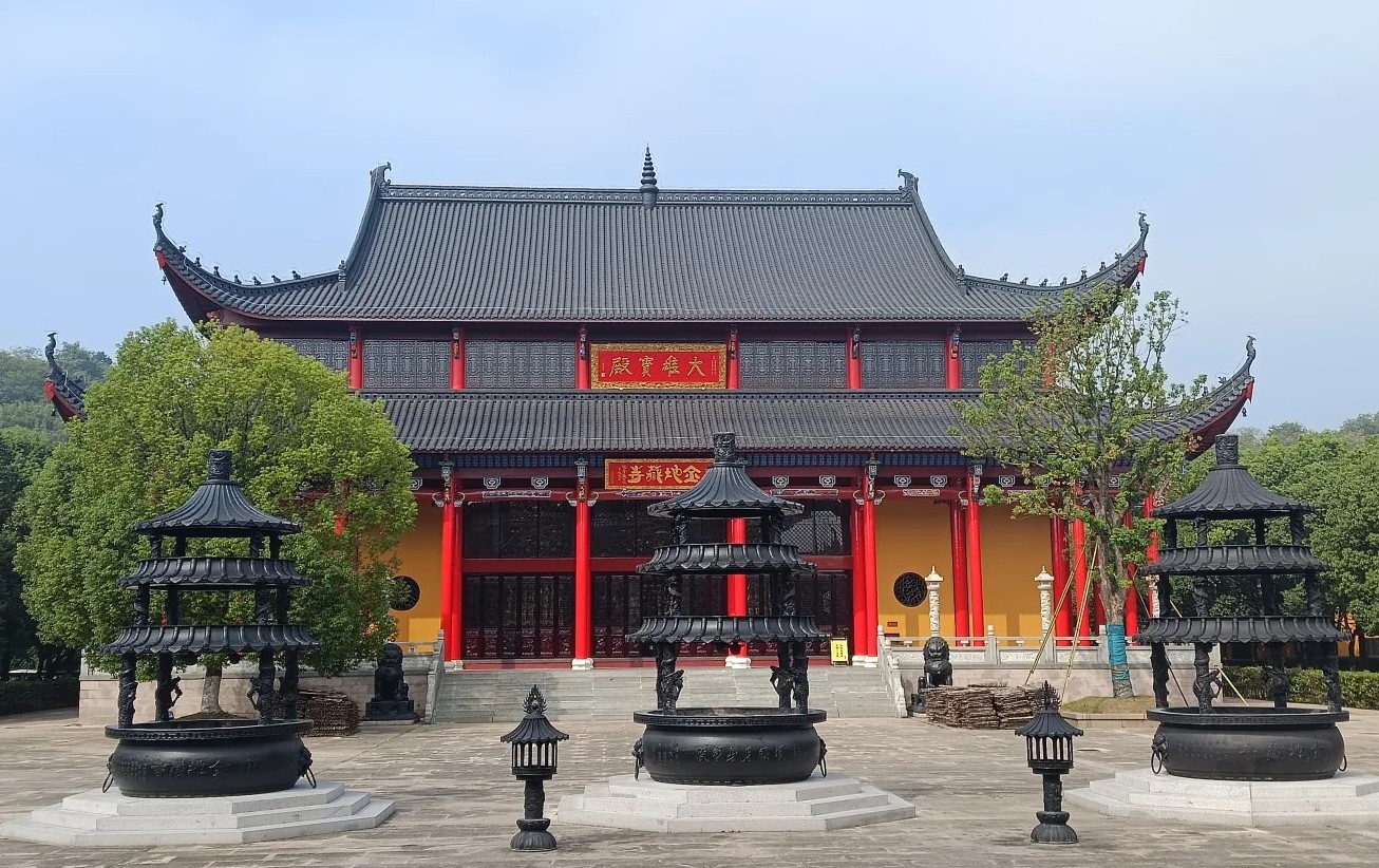 金地藏寺雄偉壯觀，前仰佛教聖地九華山，後倚靈秀齊山，側有浩淼的平天湖，置身其中頓生"靈山秀水小九華，蓮花佛國落池城"之感;