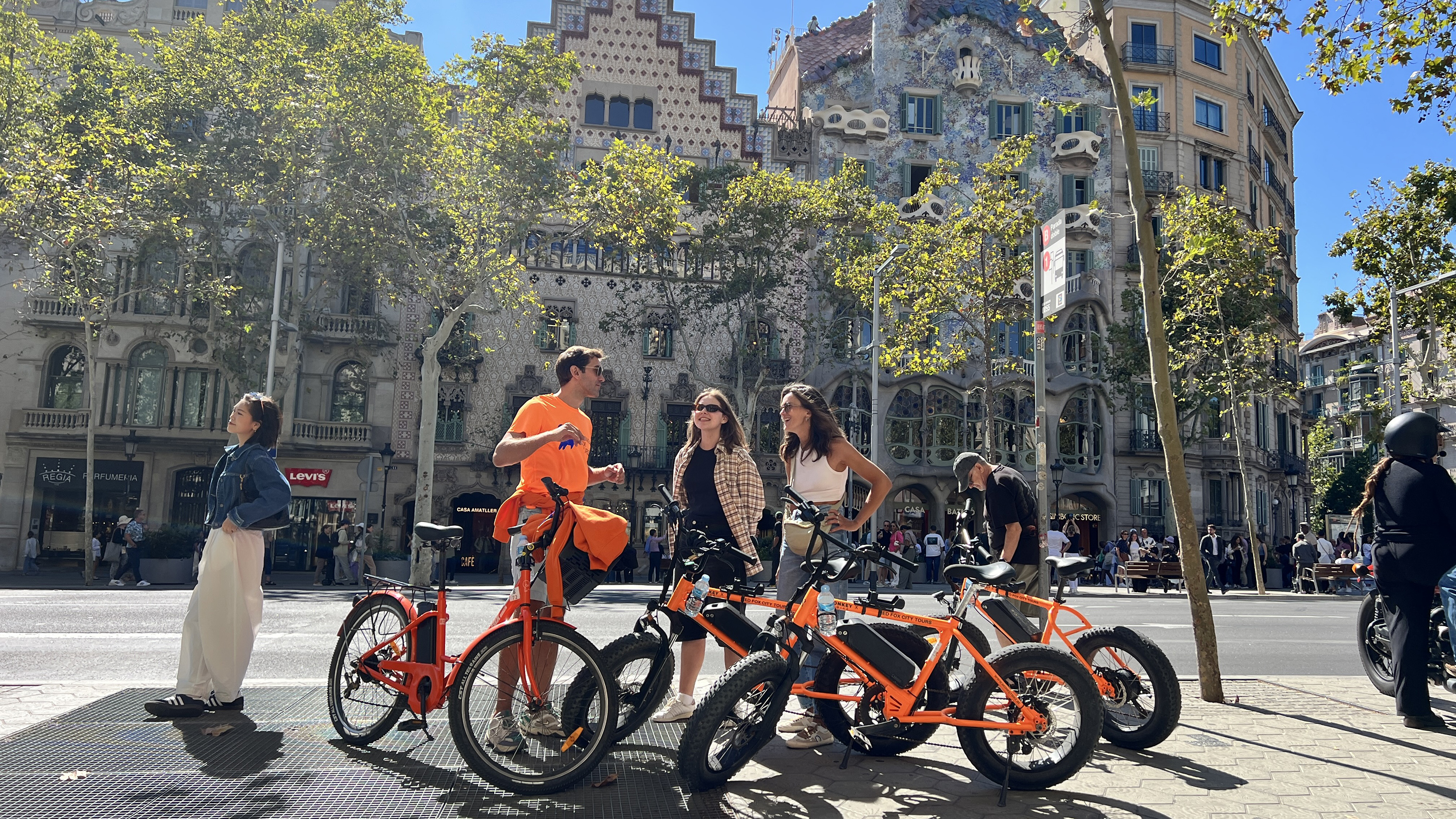 Barcelona: Private e-Bike Tour City Highlights with a Local Guide