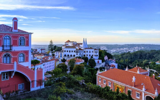 沉浸在這座綠意盎然、風景如畫的歷史小鎮魅力之中