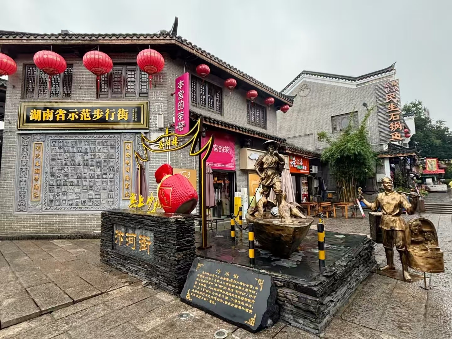 汴河街是目前國內仿古建築最逼真,設計功能最全,文化底蘊最厚,沿湖風景最美,面積最大的一條傳統風貌商業街 汴河街是目前國內仿古建築最逼真,設計功能最全,文化底蘊最厚,沿湖風景最美,面積最大的一條傳統風貌商業街