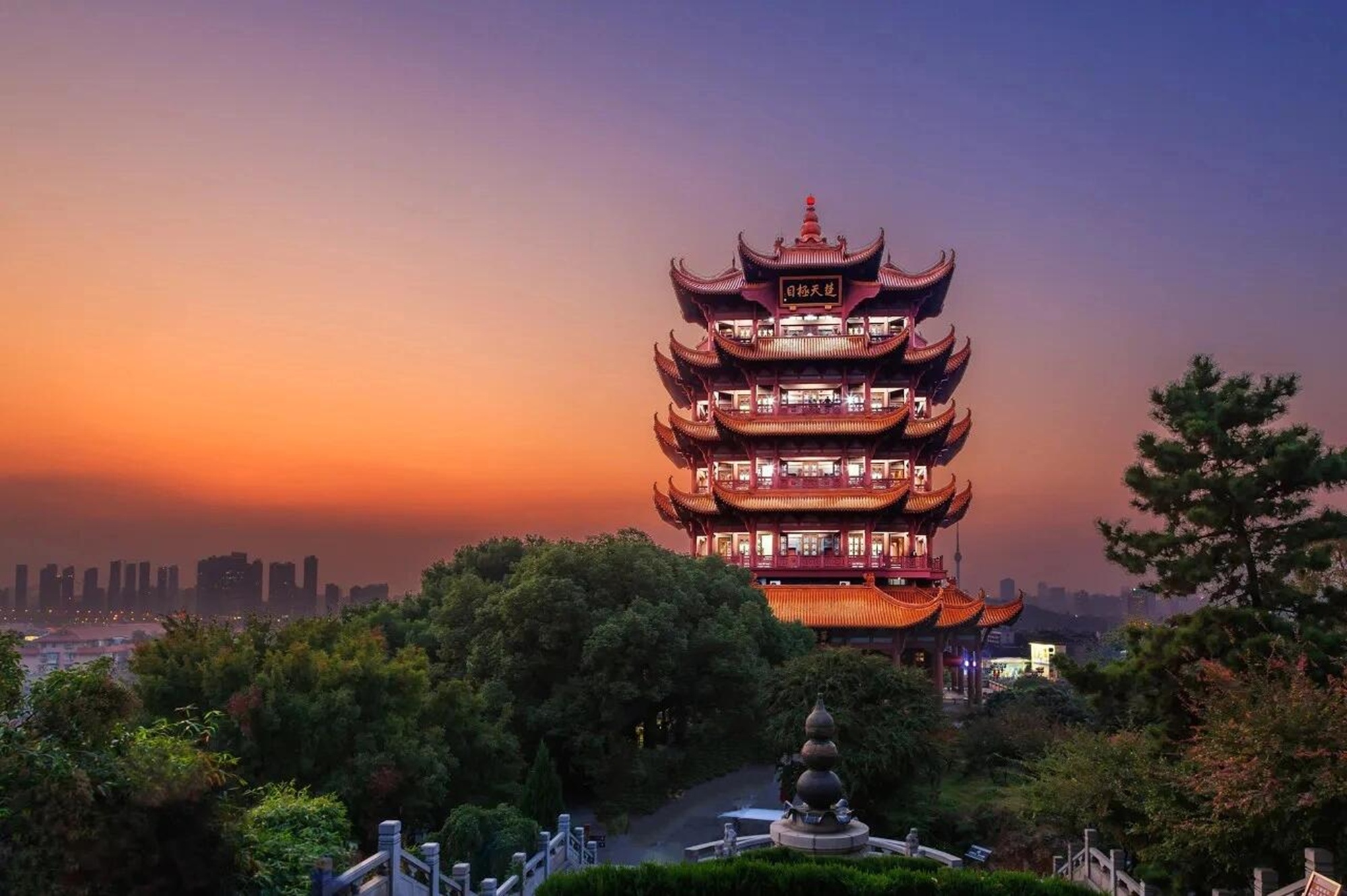 One-Day Wuhan, Hubei Tour (Yellow Crane Tower + Hubu Alley + Wuhan University Archway + Hubei Provincial Museum + East Lake Tingtao Scenic Area + Hankou Bund + "Unparalleled Scenery" + "The Finest Tower Under Heaven Overlooking the River" + Round Trip fro