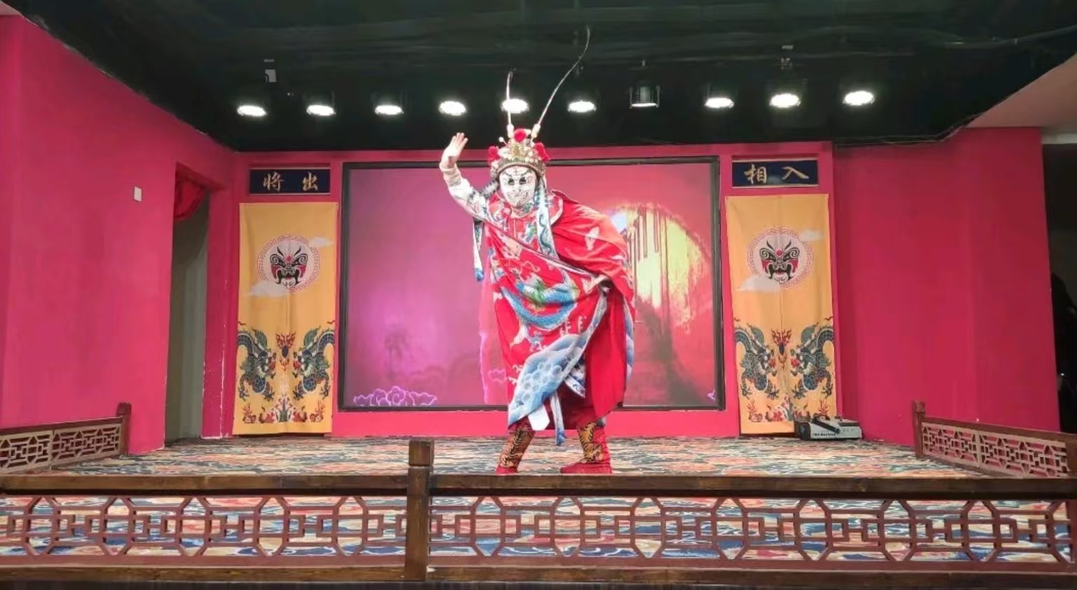 演員在動作間瞬間切換臉譜,以奇幻的視覺效果展現角色情緒與身分的轉變,極具藝術感染力 演員在動作間瞬間切換臉譜,以奇幻的視覺效果展現角色情緒與身分的轉變,極具藝術感染力