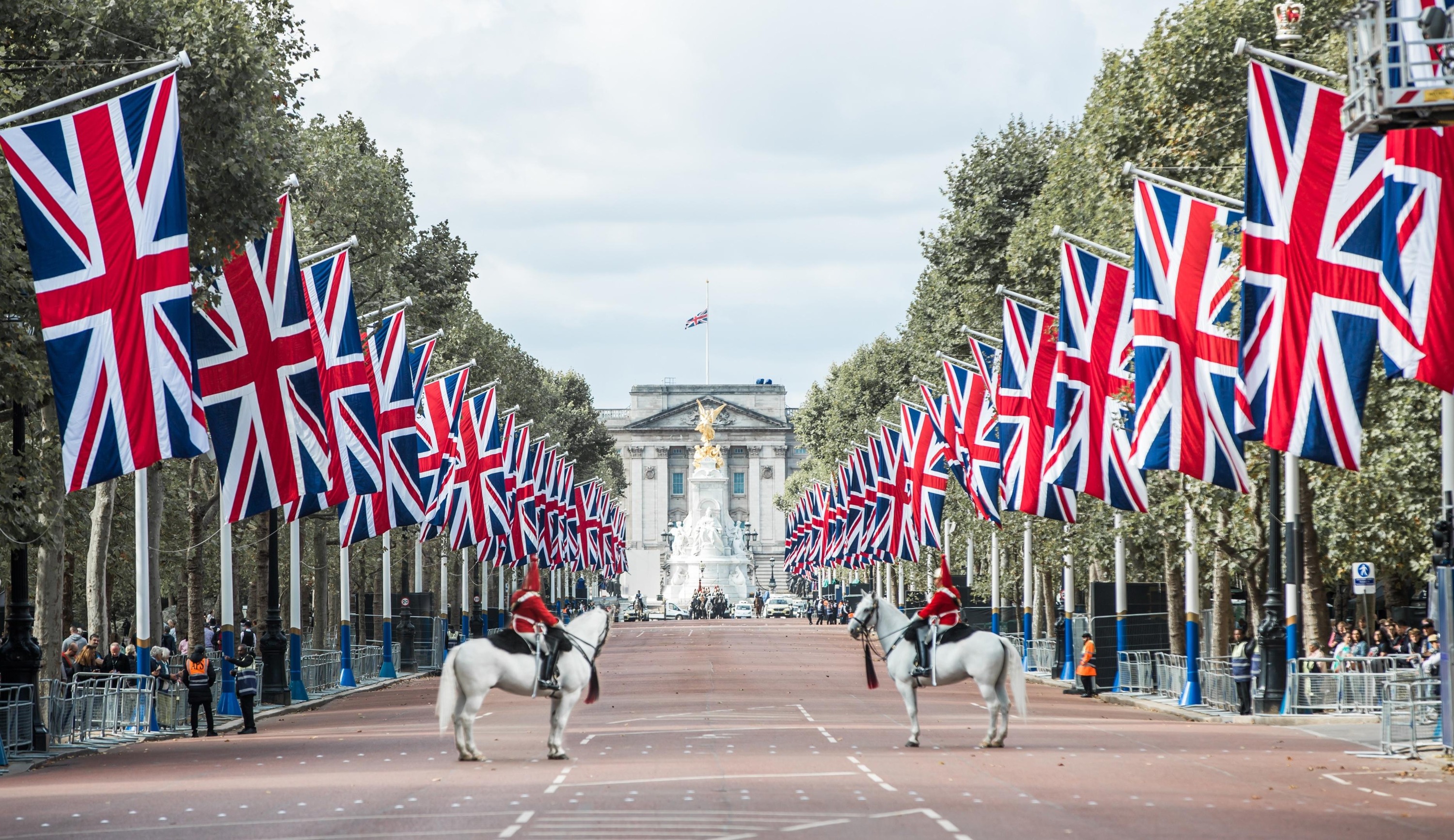 Buckingham Palace Tickets with Royal Walking Tour