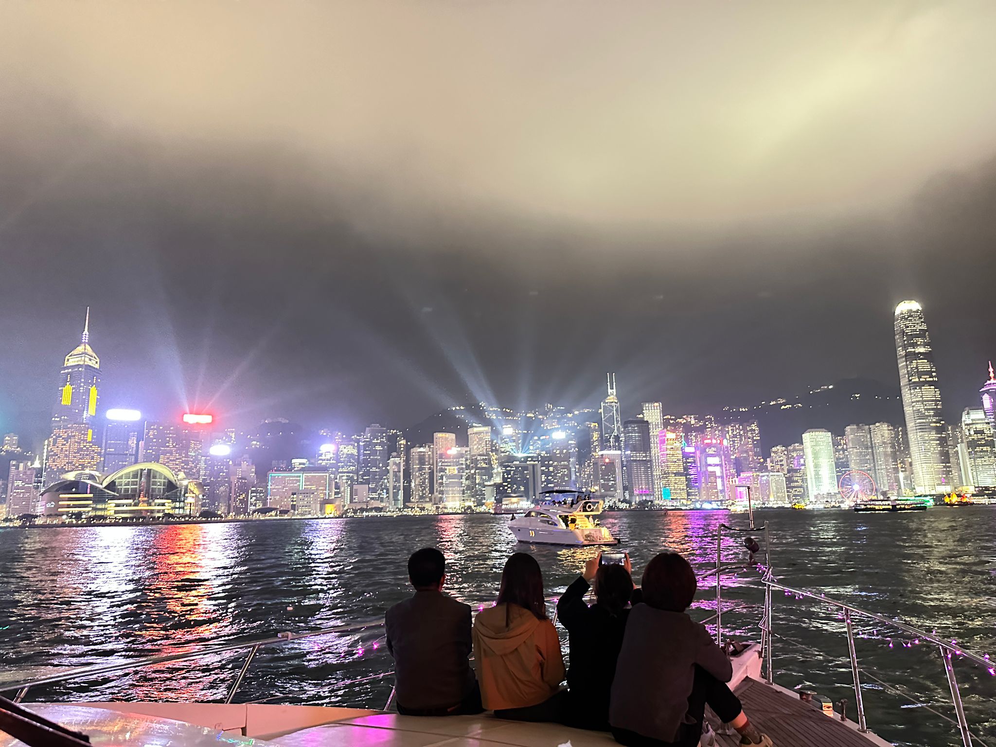 維多利亞港夜景豪華遊艇之旅 (含無限小食飲品＋維港攝影)【CP值爆燈】