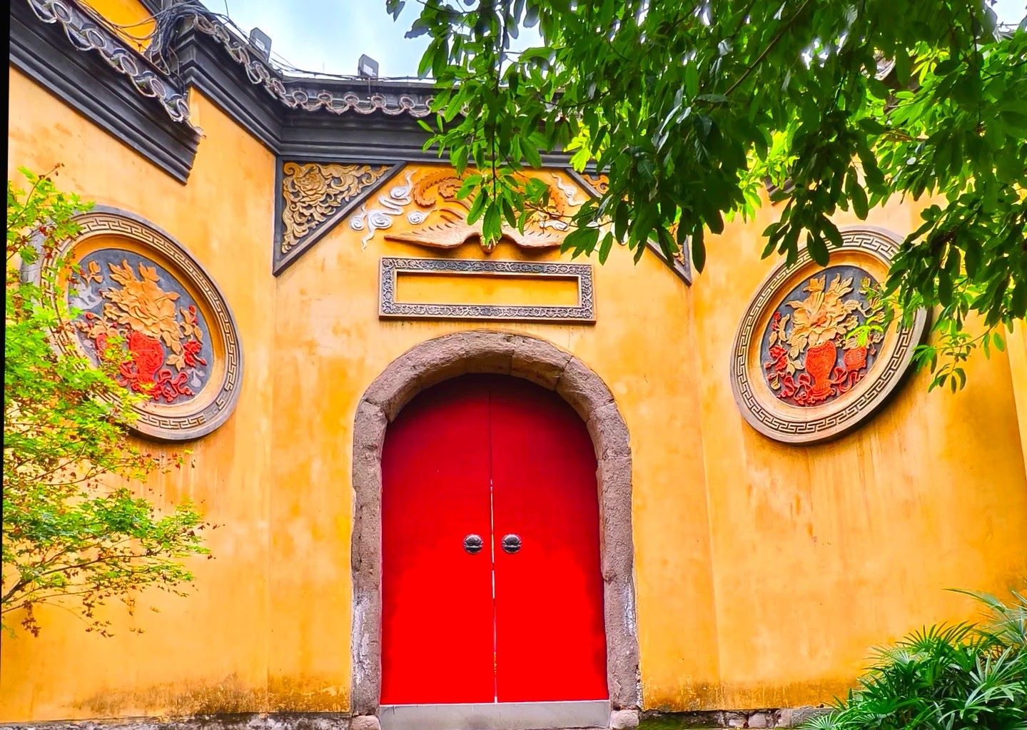 飛簷翹角下襯著嘉陵江的波光，紅牆黛瓦映著對岸的現代樓宇，老重慶的“過去”與“現在”直接同框