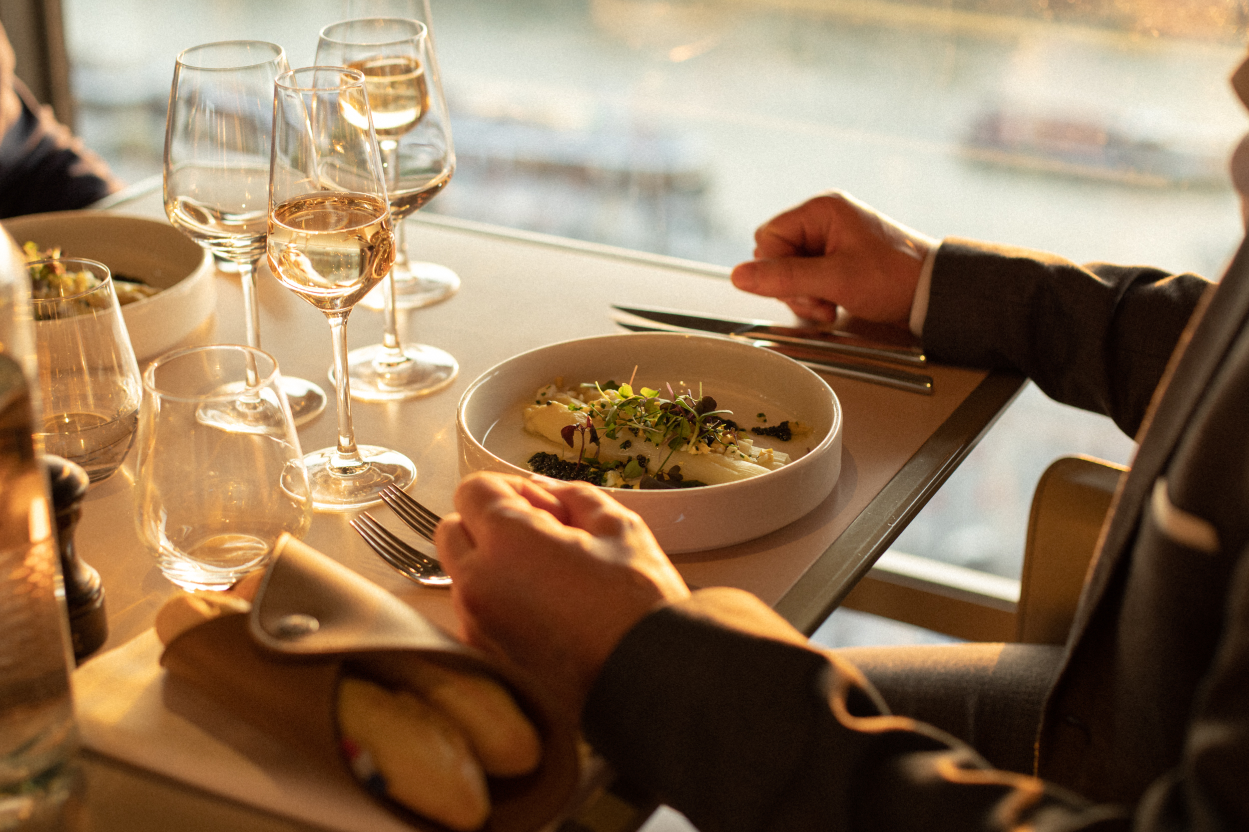 伴著白晝的最後一縷光線享用晚餐，在巴黎欣賞美麗的日落