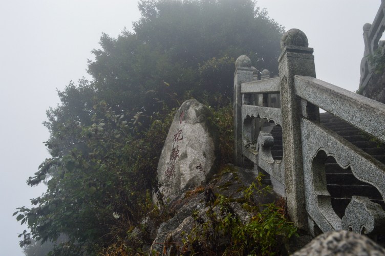 香火繚繞，每一縷青菸都承載著信徒的祈願。在這裡，你可以靜靜感受信仰的力量，讓心靈得到最純粹的安寧~~~