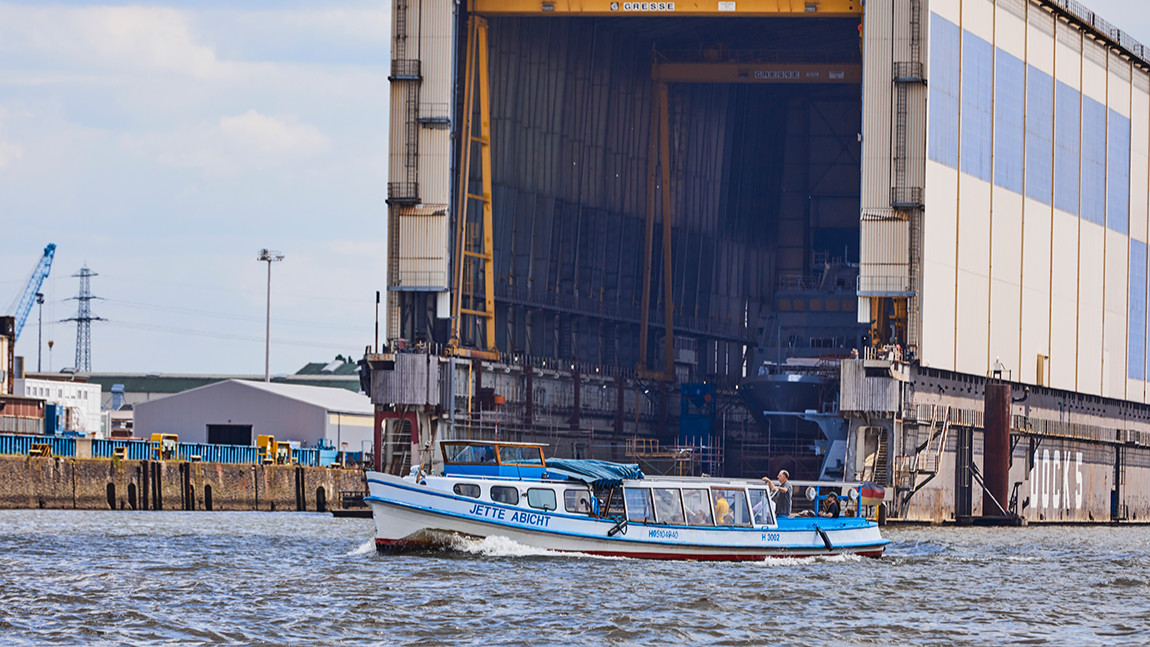 滑行穿梭於漢堡的造船廠,近距離欣賞令人印象深刻的碼頭工程 滑行穿梭於漢堡的造船廠,近距離欣賞令人印象深刻的碼頭工程