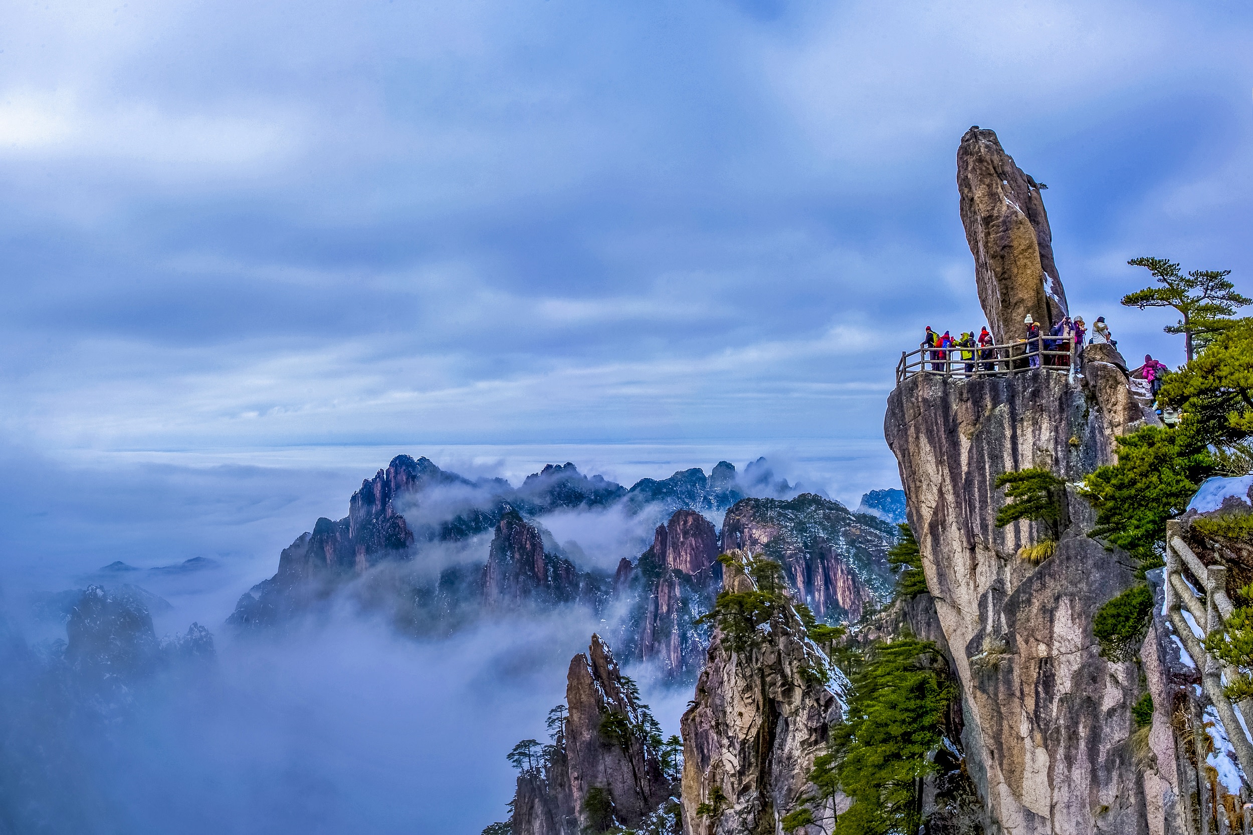 黃山，天下第一奇山，以奇松、怪石、雲海、溫泉“四絕”聞名，冠絕天下奇景。