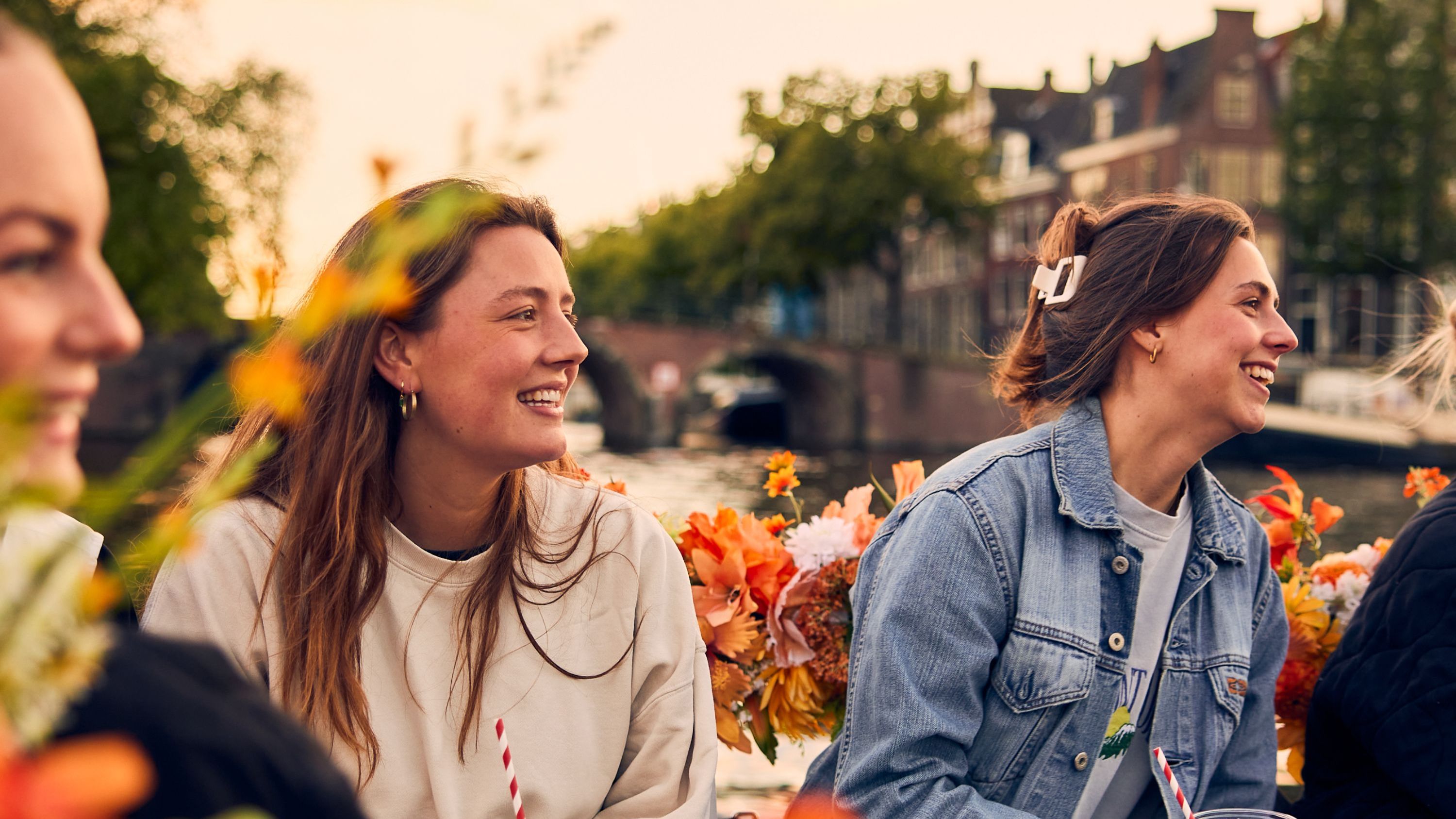 阿姆斯特丹 (Amsterdam) 運河豪華遊船賞花之旅（船上酒吧）