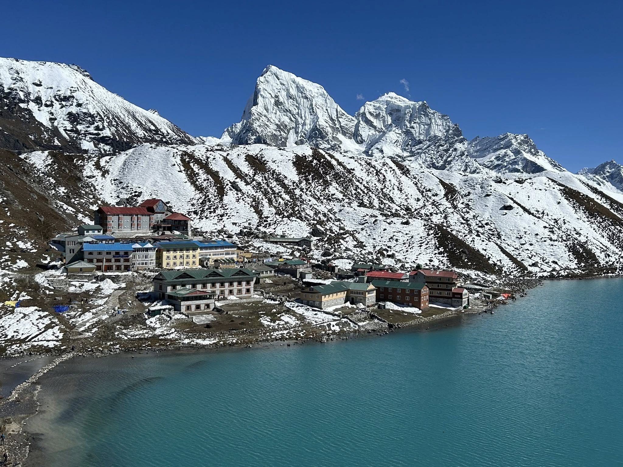 從聖母峰地區的三隘口健行路線,欣賞令人屏息的高海拔全景,湛藍天空下,白雪皚皚的喜馬拉雅山脈盡收眼底。崎嶇的高山地形延伸至碧綠的冰川湖,四周環繞著冰雪覆蓋的山坡。 從聖母峰地區的三隘口健行路線,欣賞令人屏息的高海拔全景,湛藍天空下,白雪皚皚的喜馬拉雅山脈盡收眼底。崎嶇的高山地形延伸至碧綠的冰川湖,四周環繞著冰雪覆蓋的山坡。