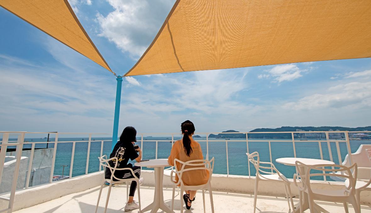沿著懸崖小徑漫步，飽覽壯闊的海景，探索隱藏在村莊角落裡古樸的咖啡館和舒適的畫廊，並在每個轉彎處拍照留念——這裡是Instagram愛好者和那些尋求釜山寧靜、藝術氛圍人士的必遊之地。