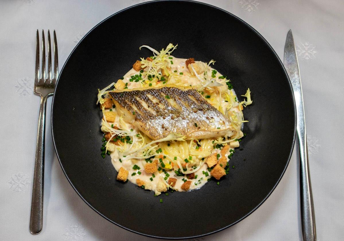 格勒諾布爾風味鱸魚排、奶油燉飯佐紅蘿蔔丁。 格勒諾布爾風味鱸魚排、奶油燉飯佐紅蘿蔔丁。