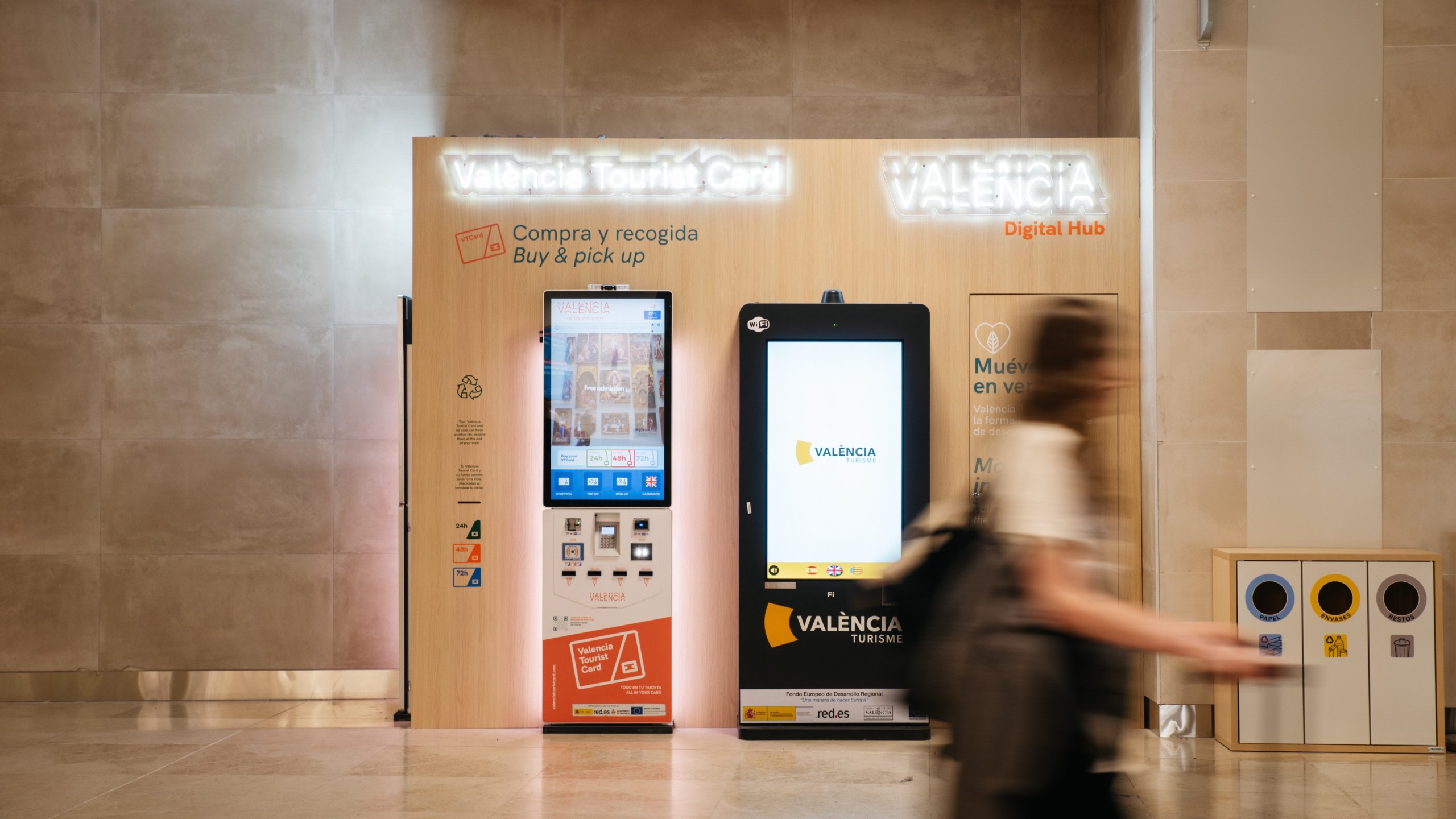 自助服務機，可購買或領取華倫西亞旅遊卡！