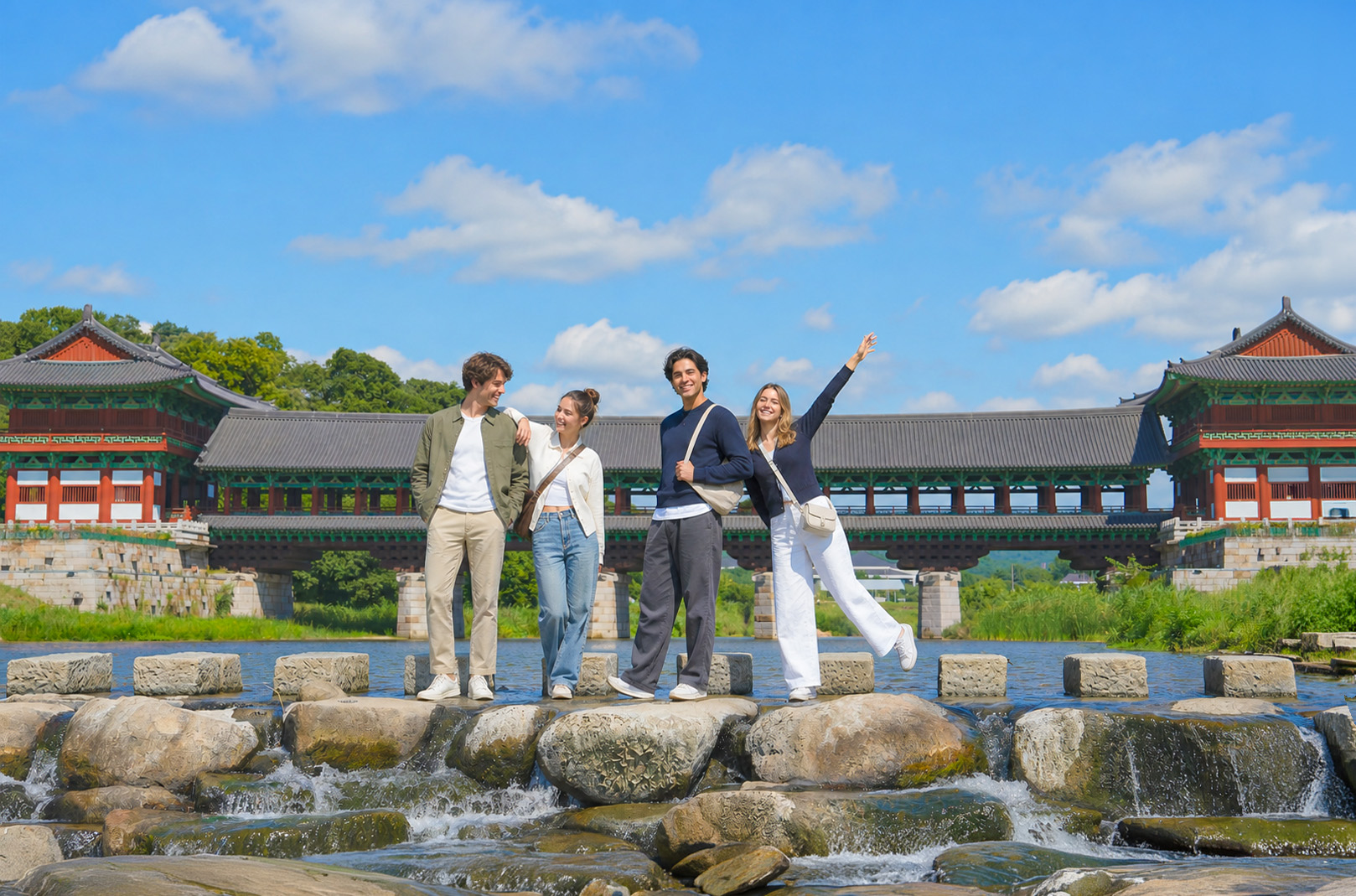 月精橋是一座重建後的木橋，其歷史可追溯至新羅王朝。