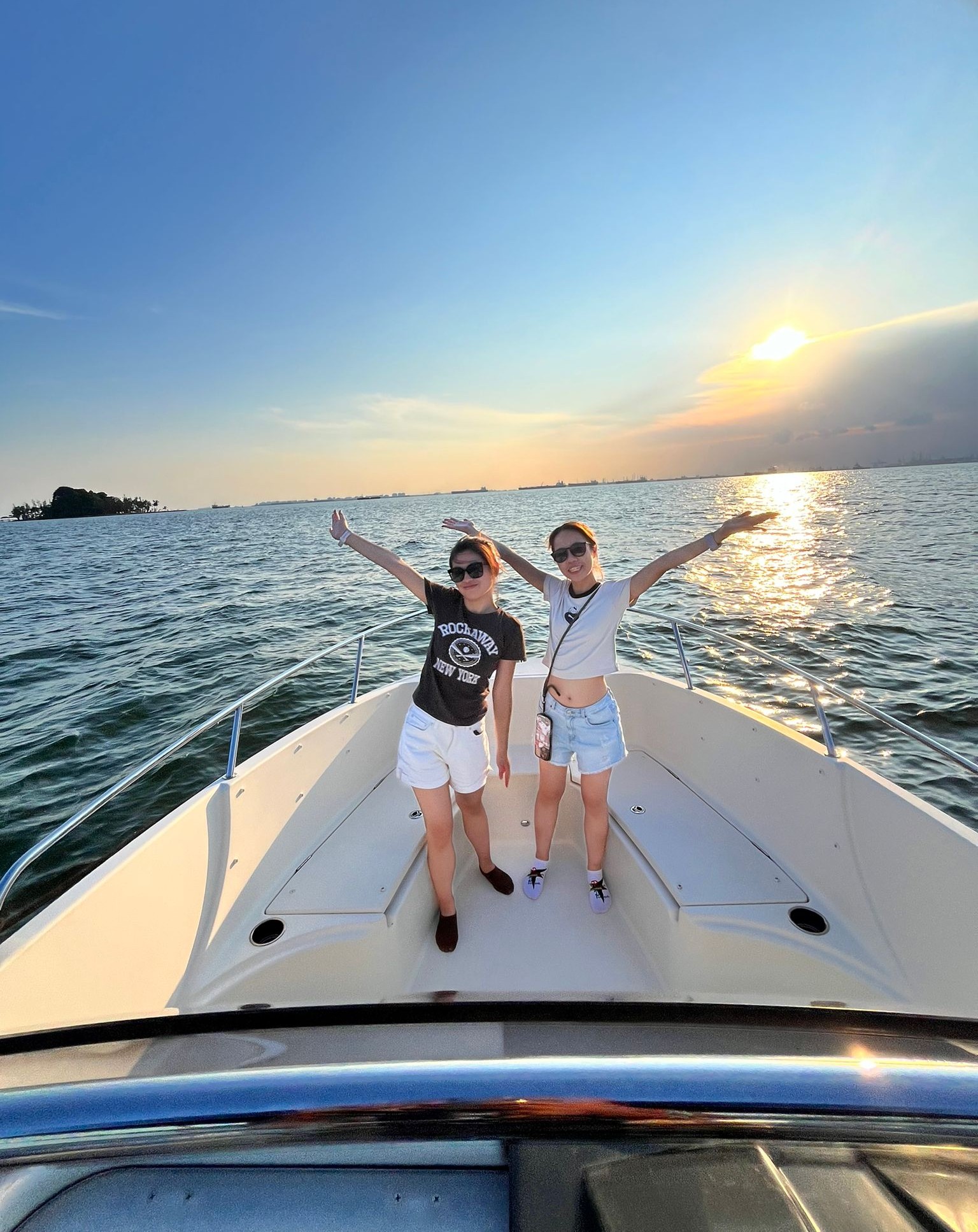 Southern Islands Speedboat Adventure by YachtcruiseSG