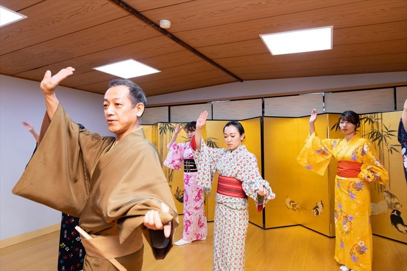 Japanese Traditional Dance Experience & kimono Experience in Osaka