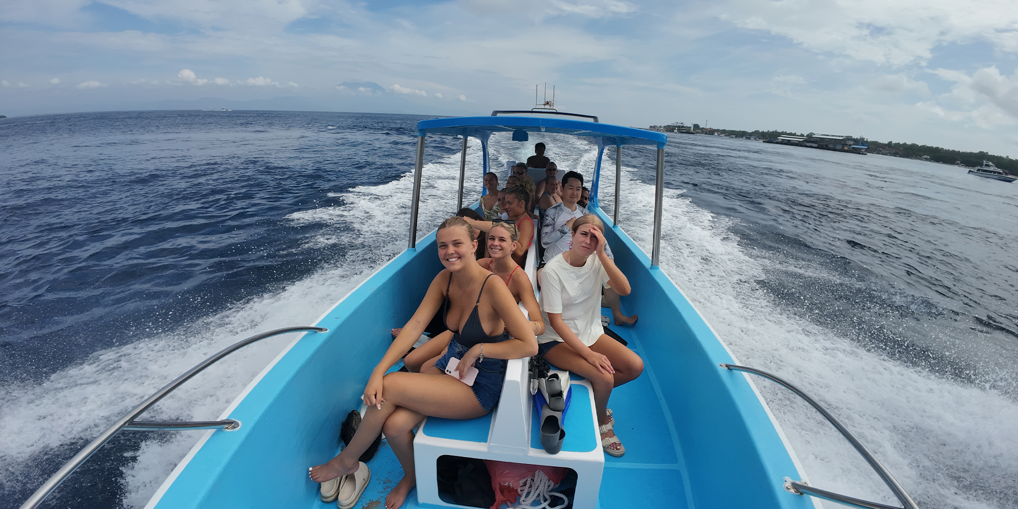 前往浮潛點的途中欣賞美麗的景色