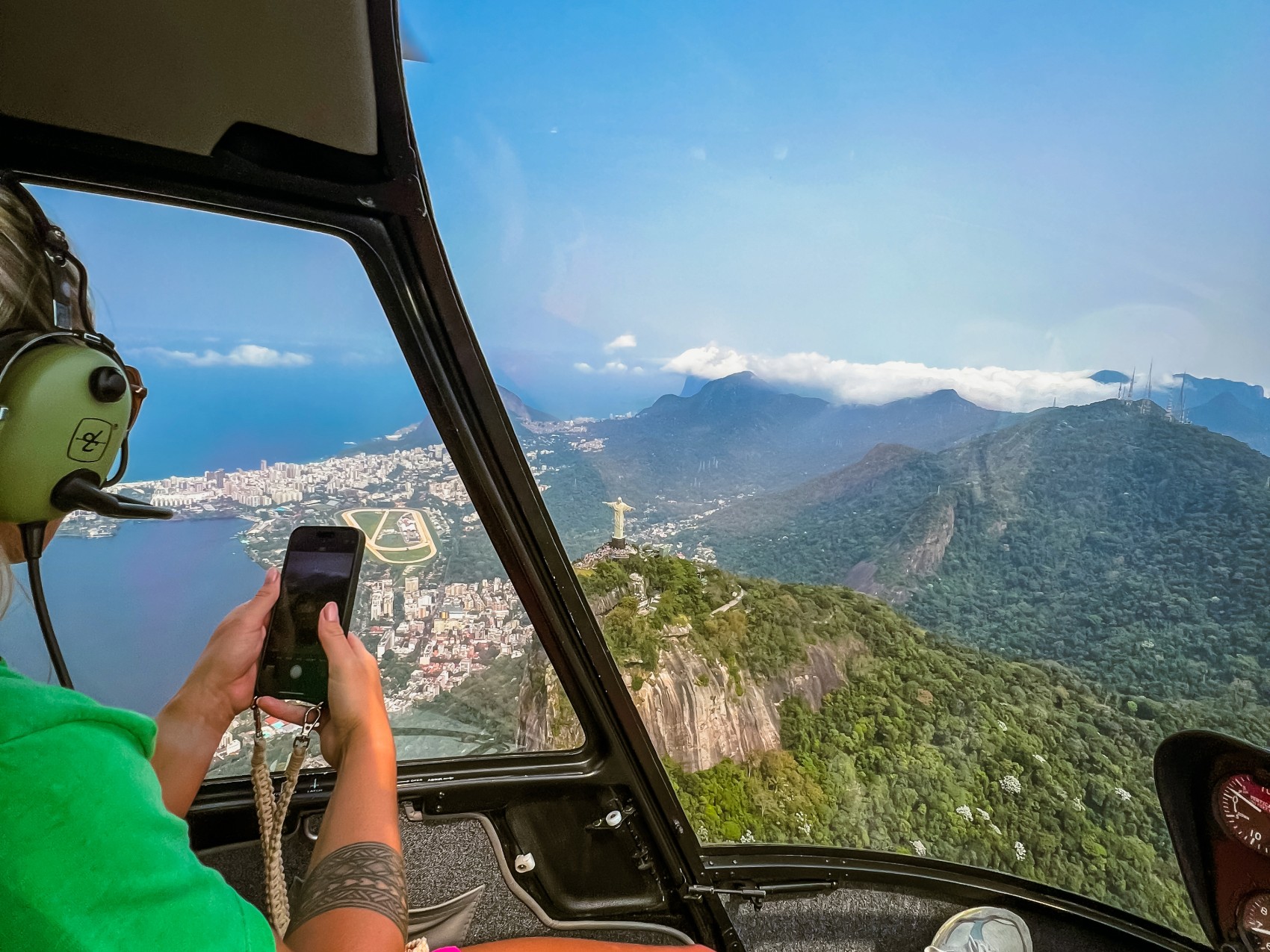 起飛前,在直升機內拍攝一張難忘的照片,捕捉激動人心的時刻 起飛前,在直升機內拍攝一張難忘的照片,捕捉激動人心的時刻