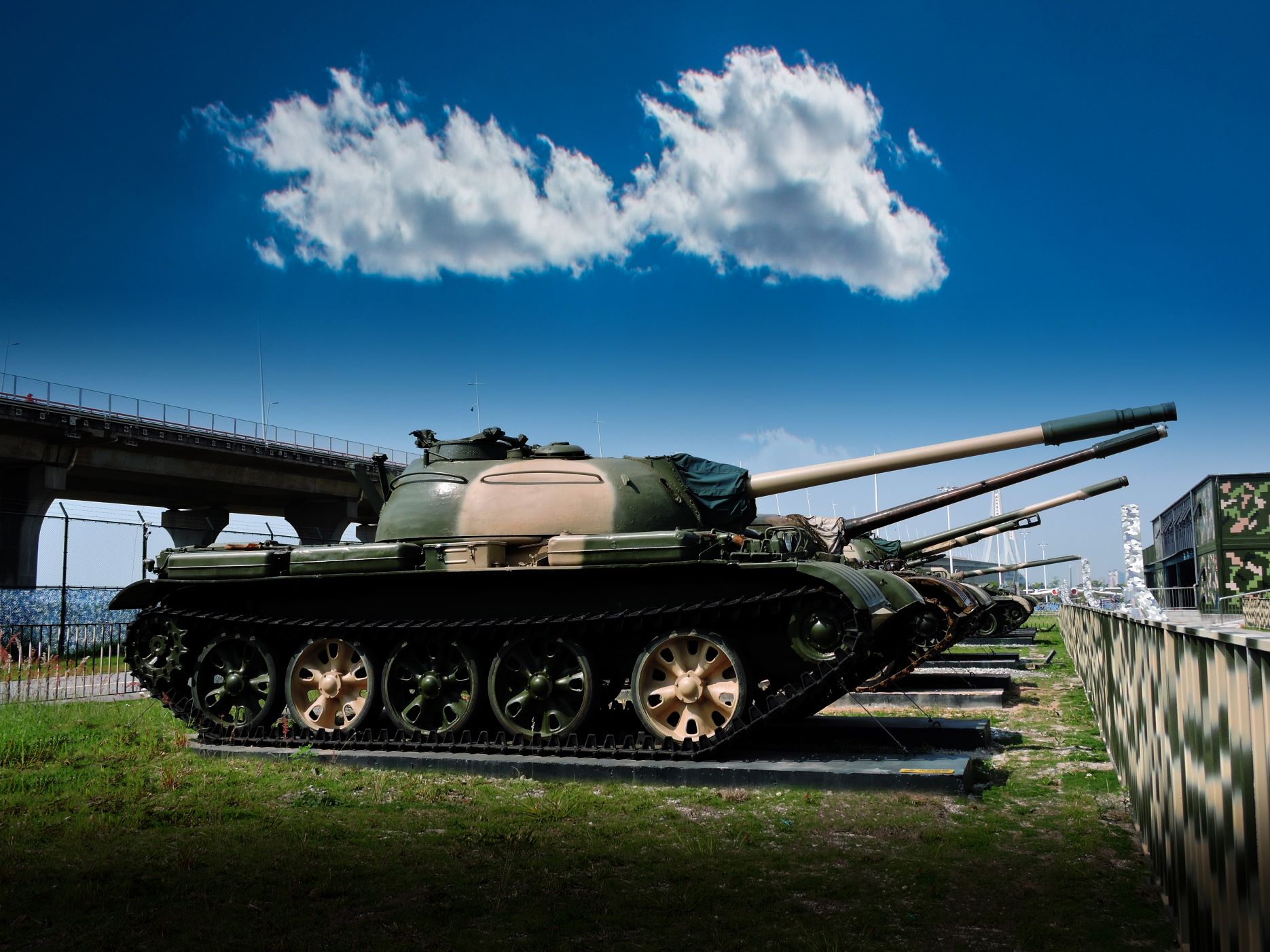 在湛江灣畔的碧海藍天之下,藏著一座集硬核裝備、沉浸體驗與愛國教育於一體的寶藏園區 —— 湛江軍事文化博覽園 在湛江灣畔的碧海藍天之下,藏著一座集硬核裝備、沉浸體驗與愛國教育於一體的寶藏園區 —— 湛江軍事文化博覽園