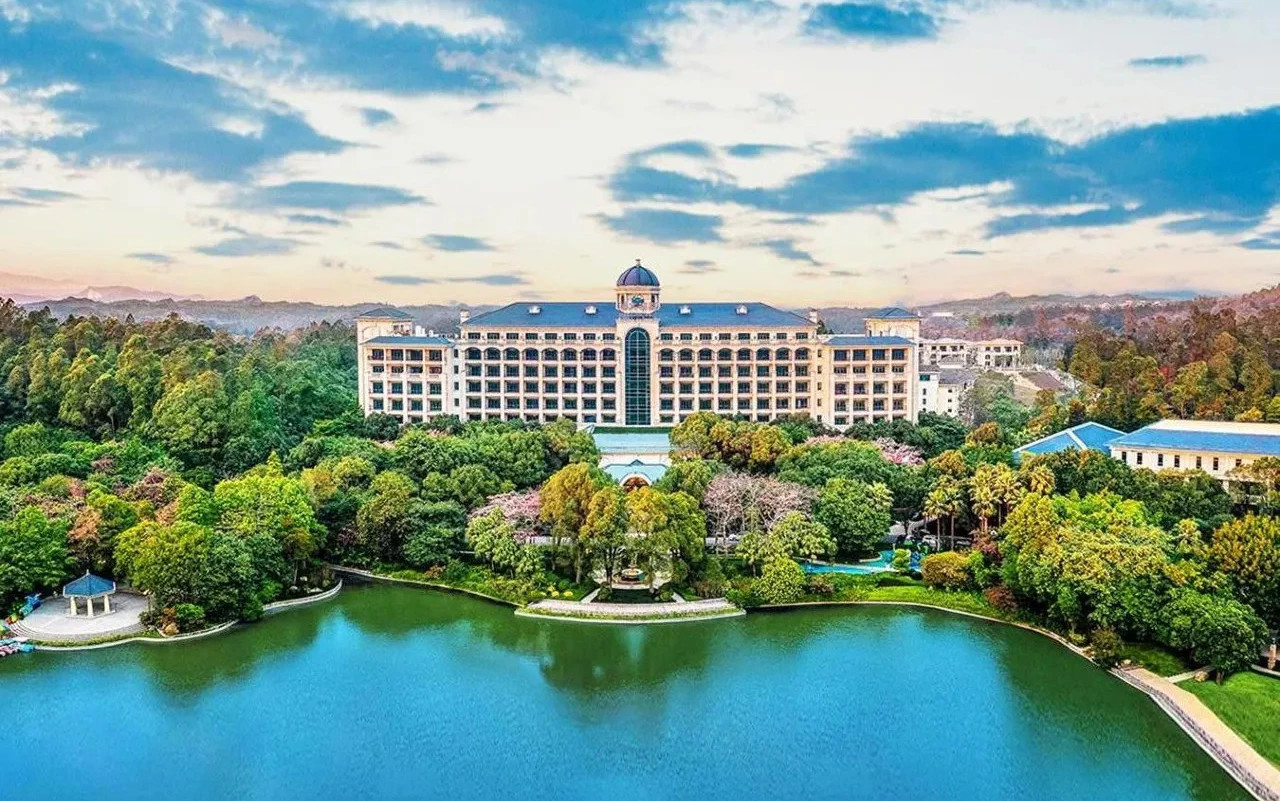 [Near Gulong Gorge] Qingyuan Hengda Hotel Accommodation Package | Forest Castle View