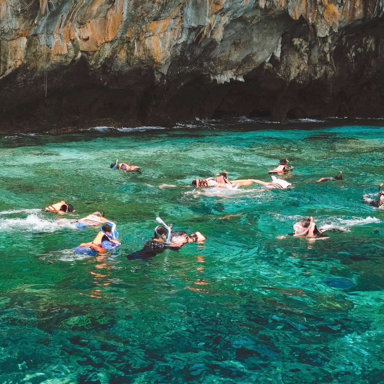 普吉島：快艇雙體船皮皮島一日遊 (Phuket: Phi Phi island Day Tour by Speedboat Catamaran)