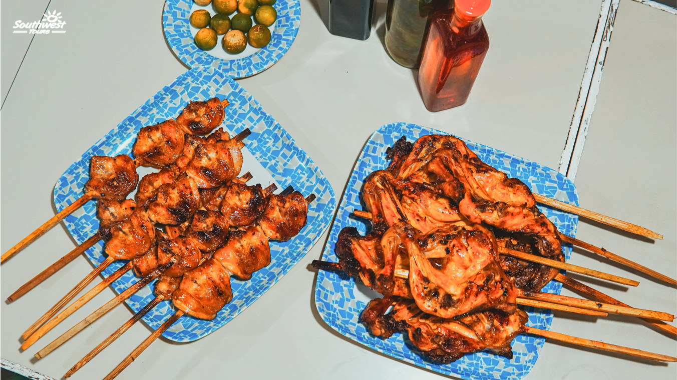 品嚐當地美食，並造訪馬諾坎鄉村（Manokan Country），這裡可是品嚐烤雞（chicken inasal）的最佳地點之一！