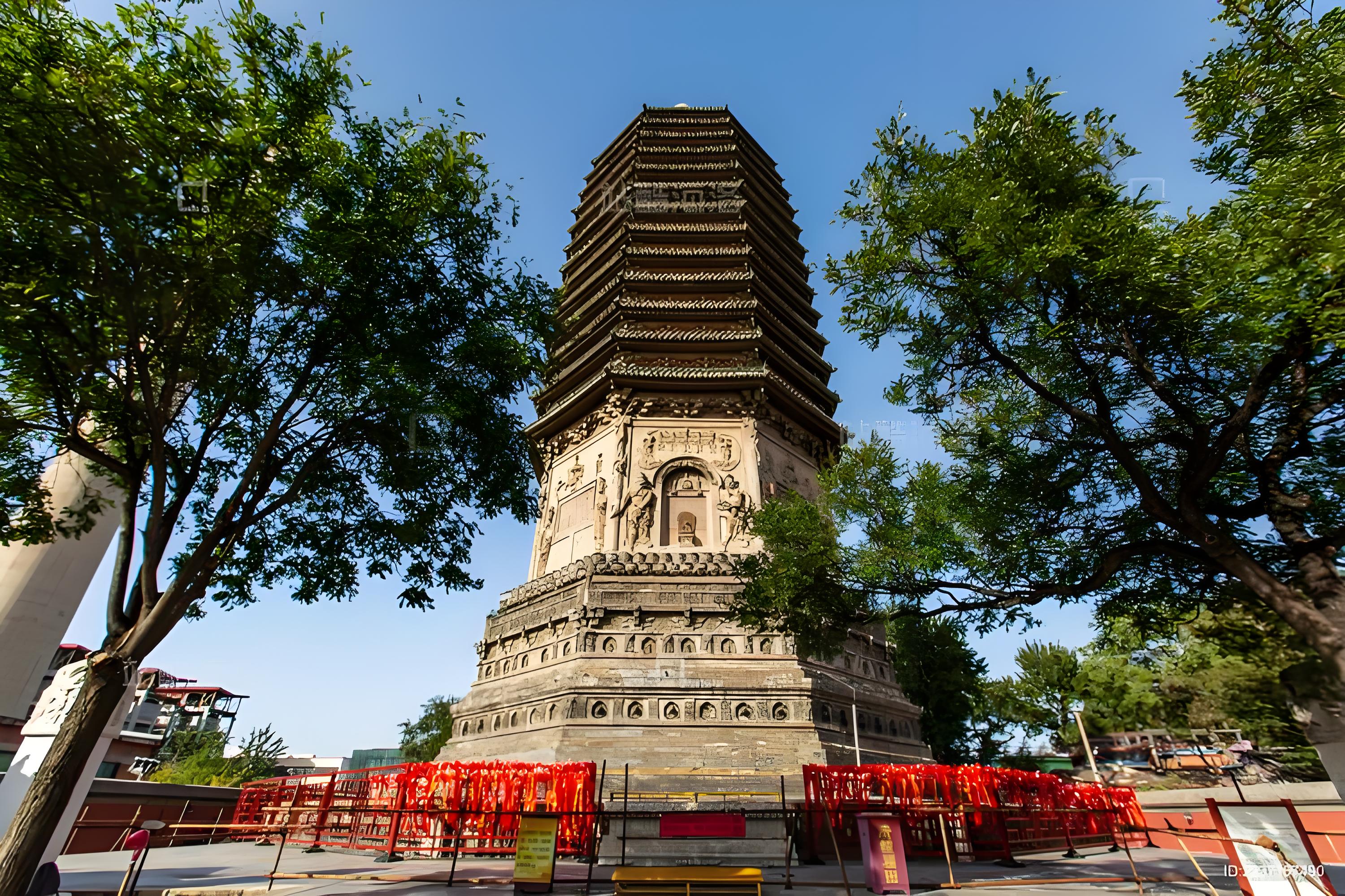 天寧寺塔是北京現存最古老的密簷式磚塔（遼代），塔身雕刻有精湛的力士與菩薩像，整體造型莊重挺拔，反映了遼代佛教建築的藝術特徵。
