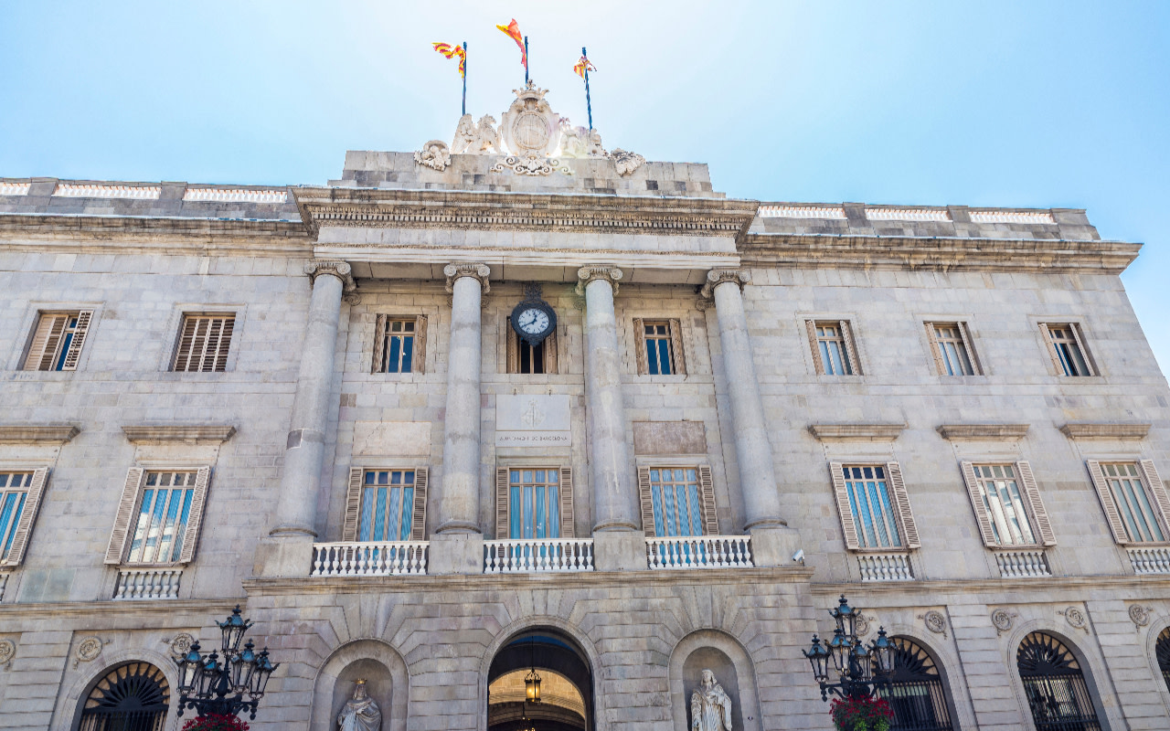 漫步於如畫般的廣場,盡情欣賞巴塞隆納大教堂令人驚嘆的壯麗外觀。 漫步於如畫般的廣場,盡情欣賞巴塞隆納大教堂令人驚嘆的壯麗外觀。