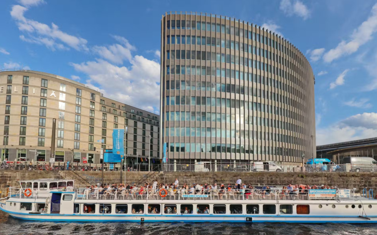 搭乘遊船滑行於柏林著名的河流與運河之間,盡享城市全景風光。 搭乘遊船滑行於柏林著名的河流與運河之間,盡享城市全景風光。