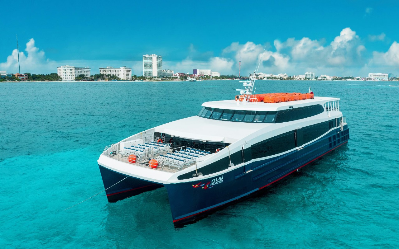 Sailing vibrant waters from Cancun, anticipating Isla Mujeres' island beauty