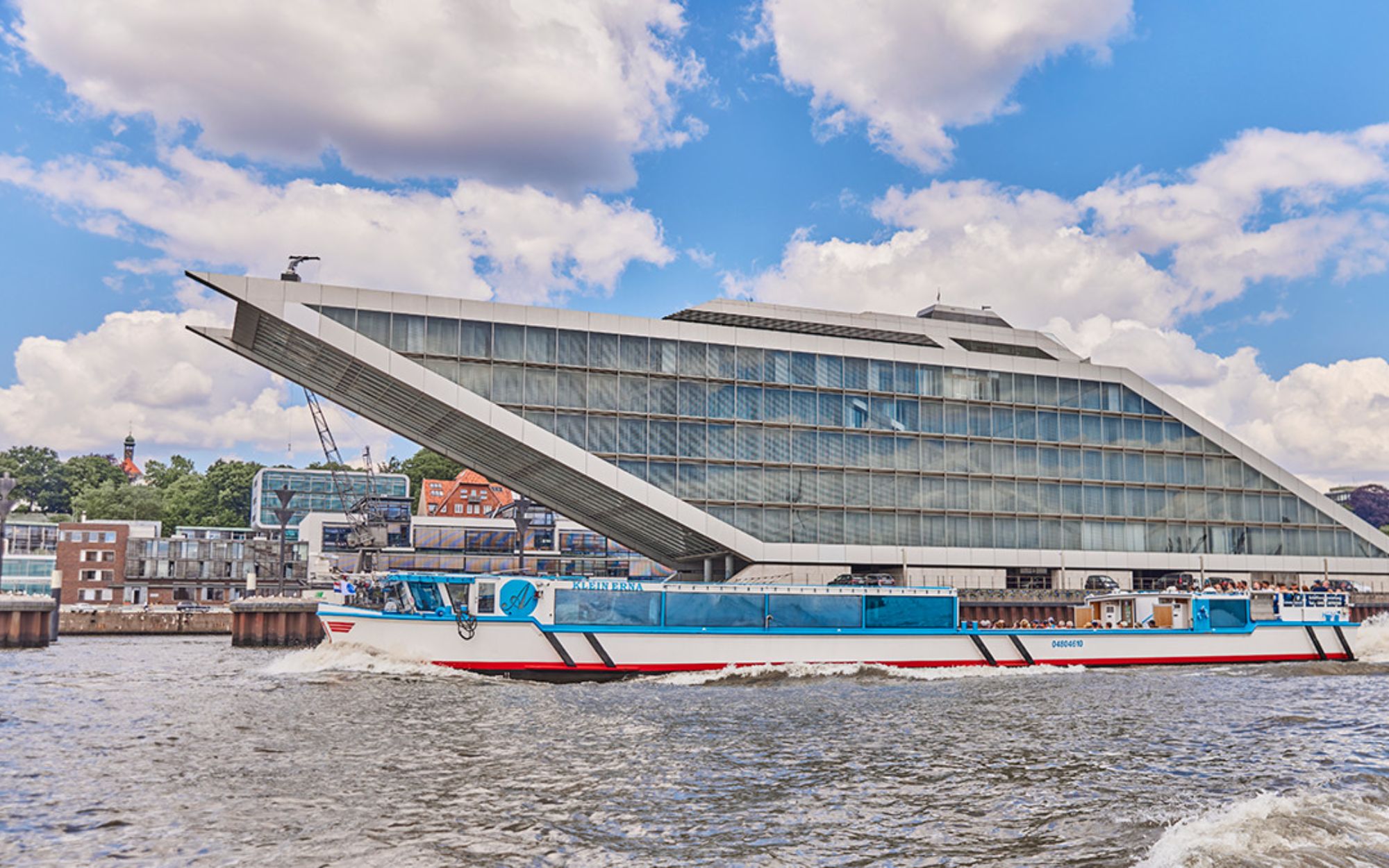 遊船駛過漢堡引人注目的Dockland大樓,將現代設計與海濱美景完美融合。 遊船駛過漢堡引人注目的Dockland大樓,將現代設計與海濱美景完美融合。